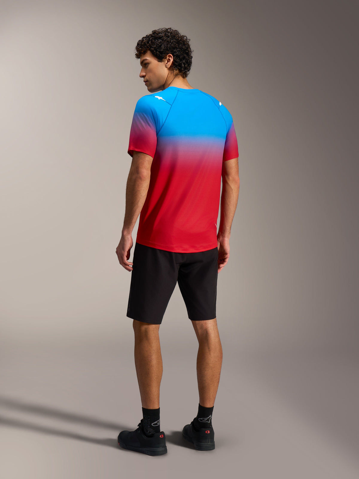 A-Dura ASTARS 2.0 Jersey met korte mouwen, Bright Red Blue kleurverloop, achteraanzicht op model, MTB-uitrusting.