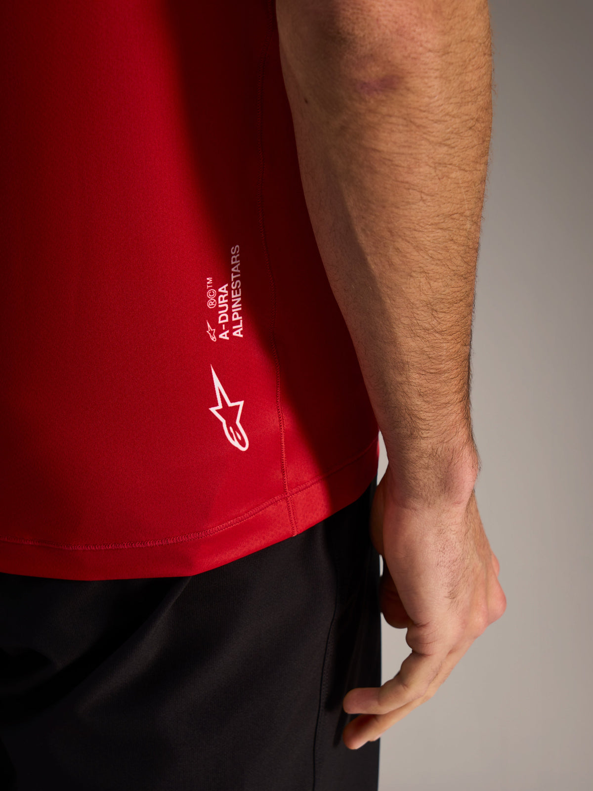 Rode A-Dura ASTARS Jersey 2.0 close-up met witte logo's en ademende jacquard stof voor mountainbiken.