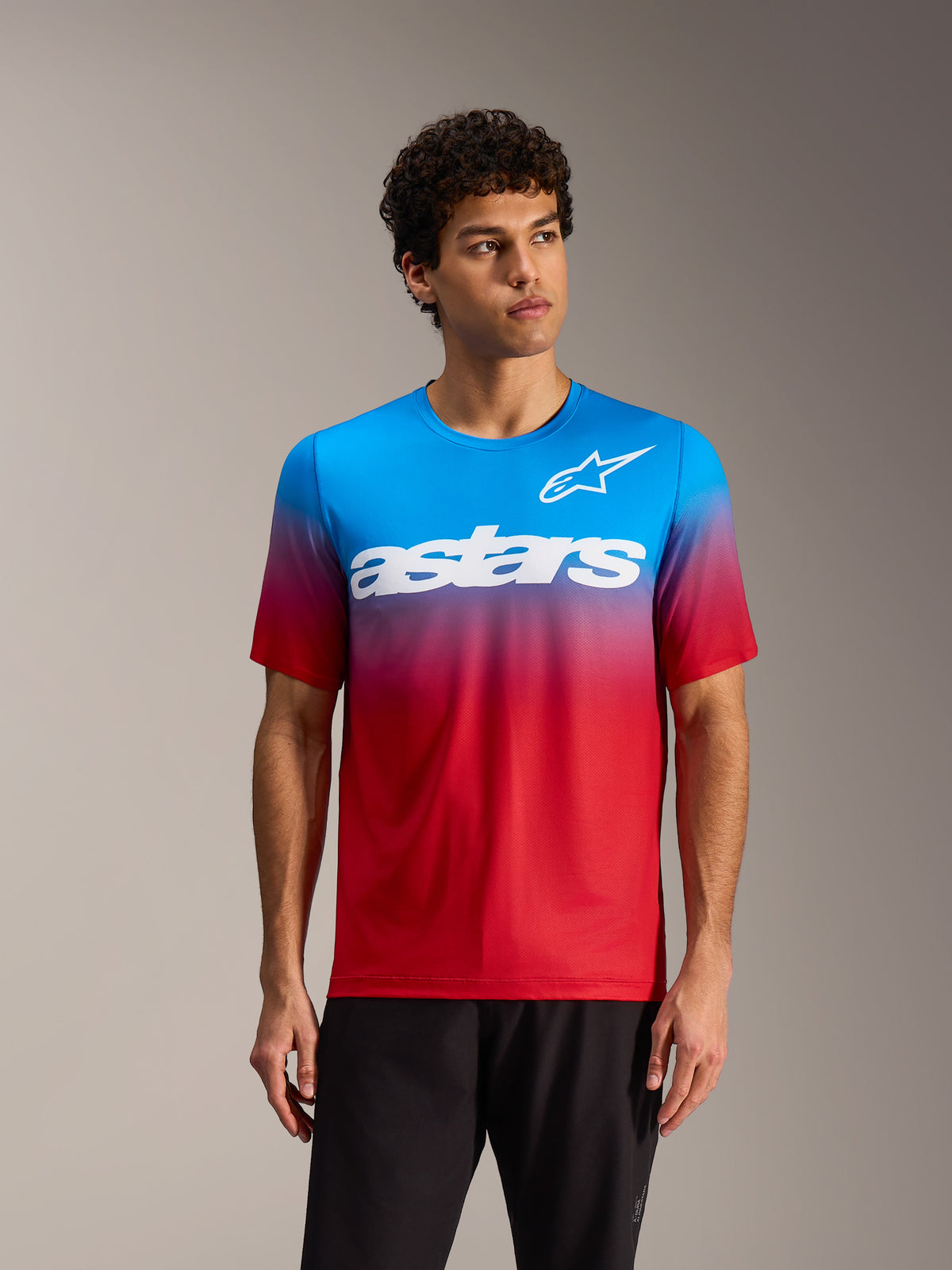 Felrood-blauw A-Dura ASTARS 2.0 MTB-jersey met kleurverloop en witte logo's op een mannelijk model.