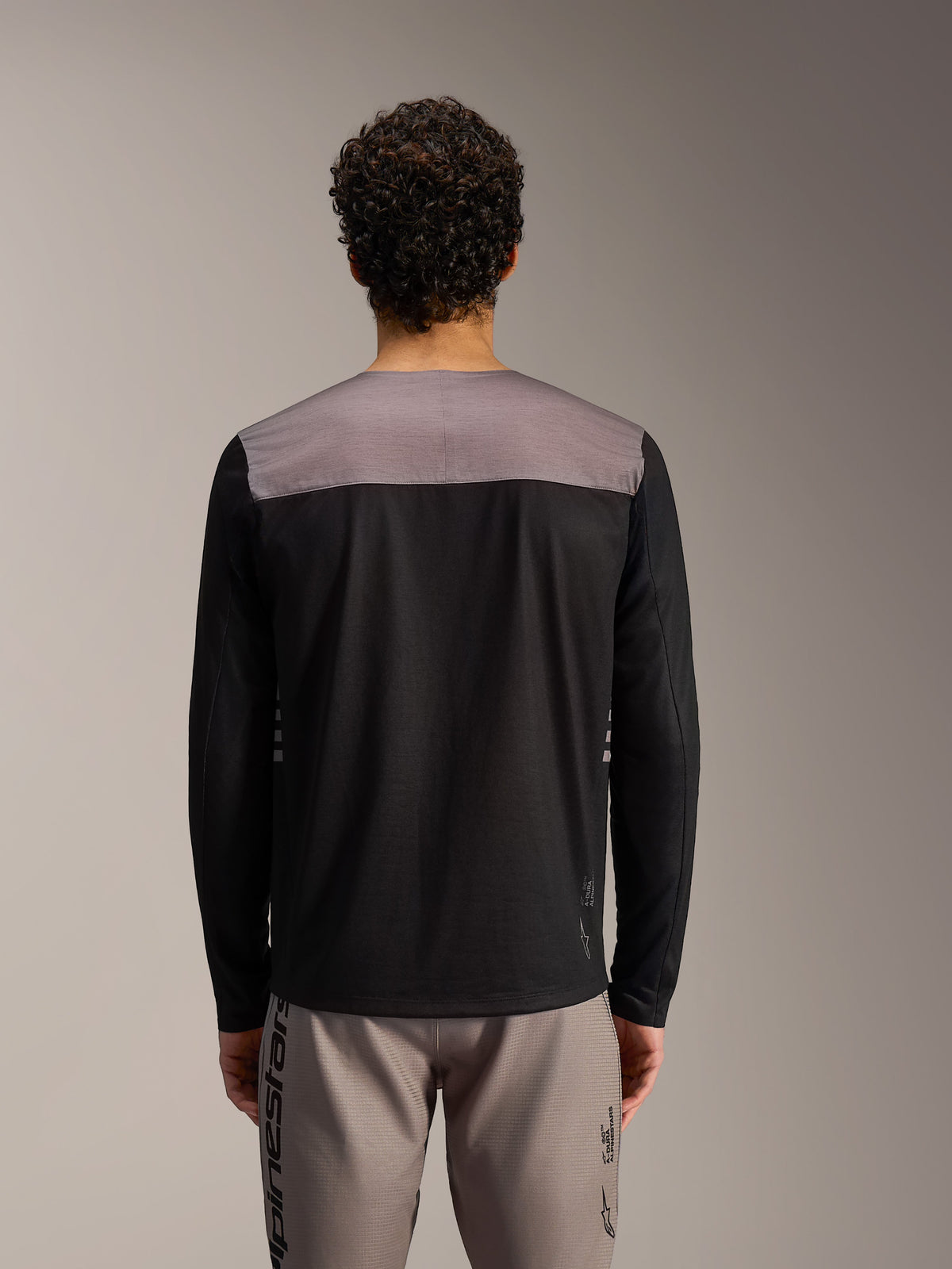 Alpinestars A-Dura Elite 2.0 MTB-jersey, zwart met grijs schouderpaneel, lange mouwen en technische performance pasvorm.