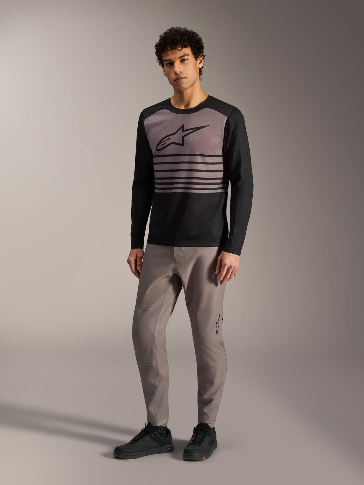 Alpinestars A-Dura Elite 2.0 fietsshirt met lange mouwen, zwart-grijs kleurblokken en borststrepen voor trailrijden.