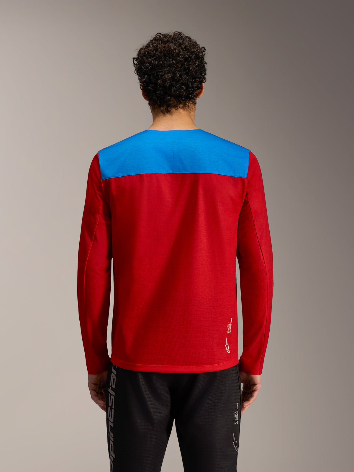 Rode en blauwe A-Dura Elite Jersey 2.0 met lange mouwen, MTB-top met wit Alpinestars-logo, achteraanzicht.