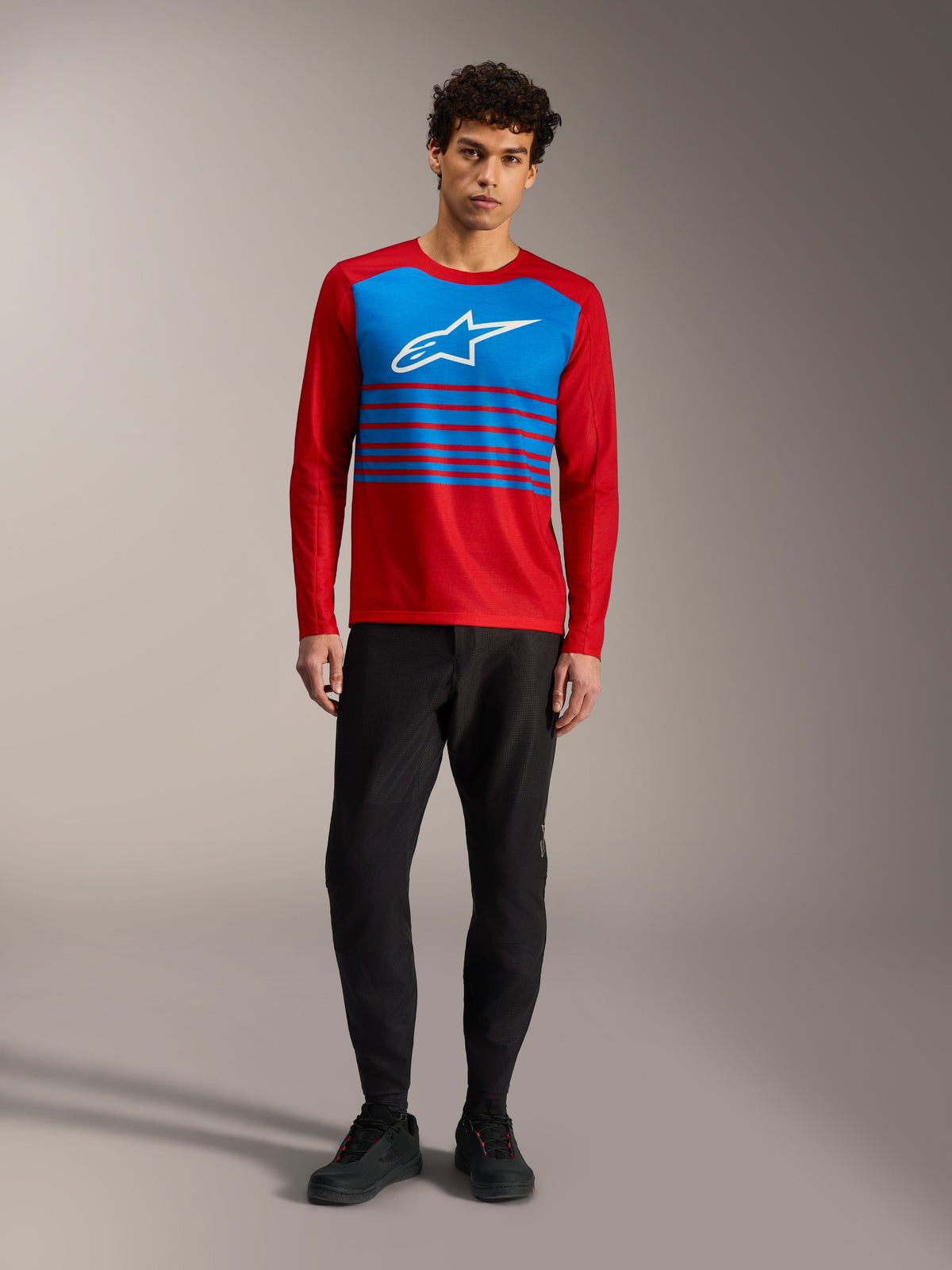Rood A-Dura Elite 2.0 MTB-shirt met lange mouwen, blauw borstpaneel, wit Alpinestars-logo en gestreepte accenten.