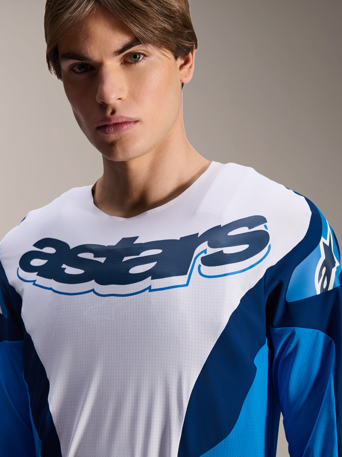 Alpinestars A-Supra Melt Trikot, Langarm-MTB-Trikot, Blau und Weiß mit dunkelblauen Grafiken, großes „astars“-Logo auf der Brust, mikroperforiertes Performance-Material, sportliche Passform für Mountainbiking