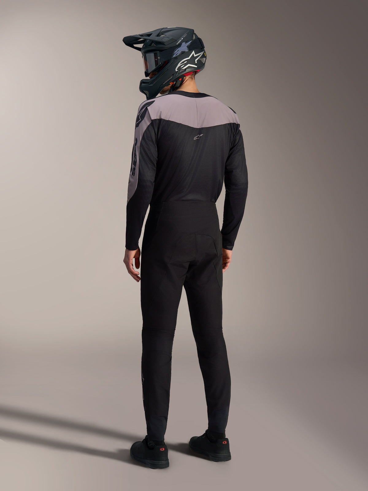 Alpinestars A-Supra Elite MTB-kit in zwart en grijs, performance jersey en bijpassende racebroek, achteraanzicht.