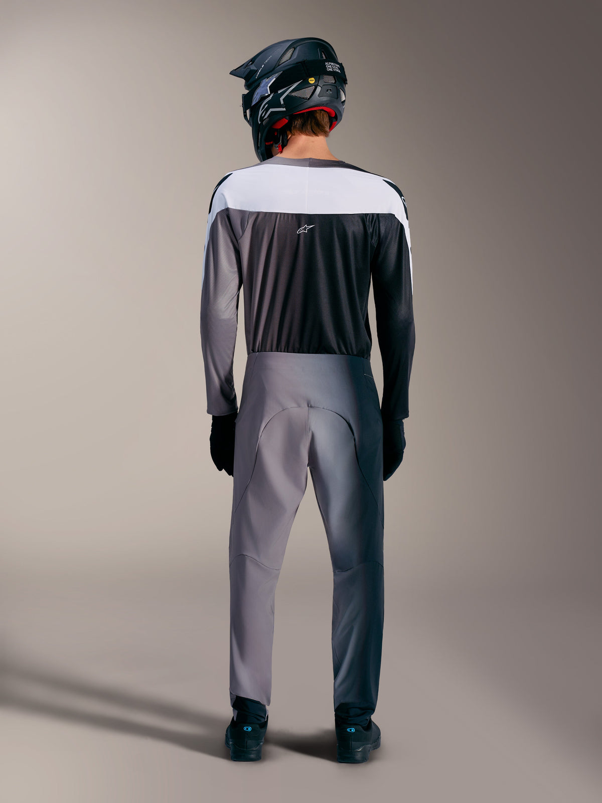 A-Supra Elite Trui in Faded Gray, achteraanzicht van hoogwaardige MTB-racekleding met geventileerde mesh-panelen.