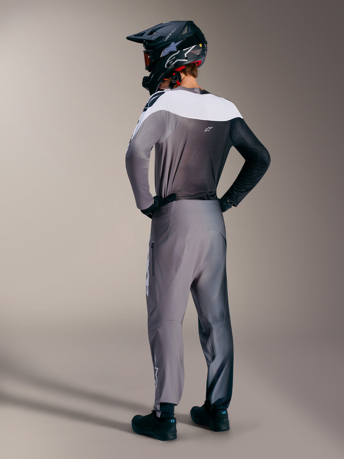 Alpinestars A-Supra Elite Trui in Faded Gray, achteraanzicht van MTB-kit met kleurverloop en performance-fit.