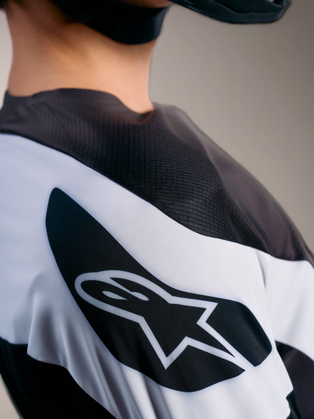 Alpinestars A-Supra Elite Trui in Gray Fade met ademende micro-geperforeerde stof en het ASTARS-logo.