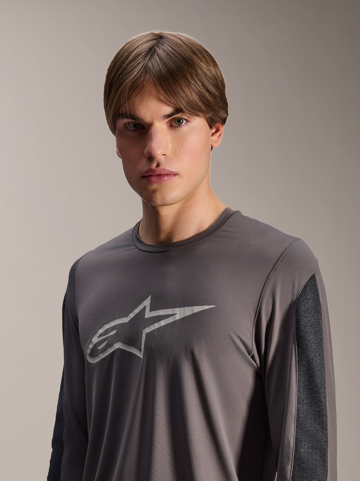 Alpinestars A-Dura Insert Astar Jersey, MTB-jersey met lange mouwen, donkergrijs, met een lichtgrijs Astar-logo op de borst en contrasterende donkergrijze mouwpanelen, technische prestatiekleding voor off-road fietsen