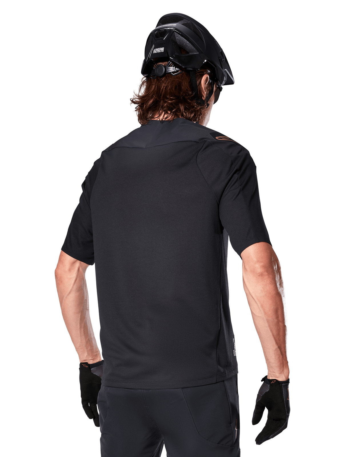 Maillot à manches courtes Alpinestars A-Aria Polartec Switch, noir, vue de dos d'un cycliste portant un casque de VTT noir, un short et des gants noirs assortis, équipement de performance pour le VTT