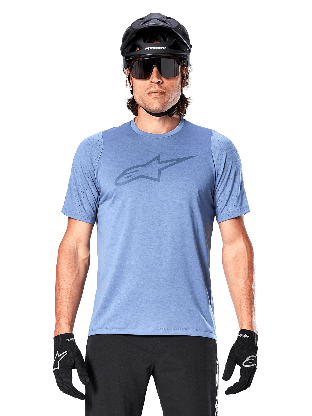 Mannelijke mountainbiker die de Alpinestars A-Dura Dri Astar jersey met korte mouwen draagt in Infinity Blue, voorzien van een subtiel logo op de borst en meshpanelen, gecombineerd met een zwarte helm, zonnebril en zwarte handschoenen voor een technische fietsoutfit.