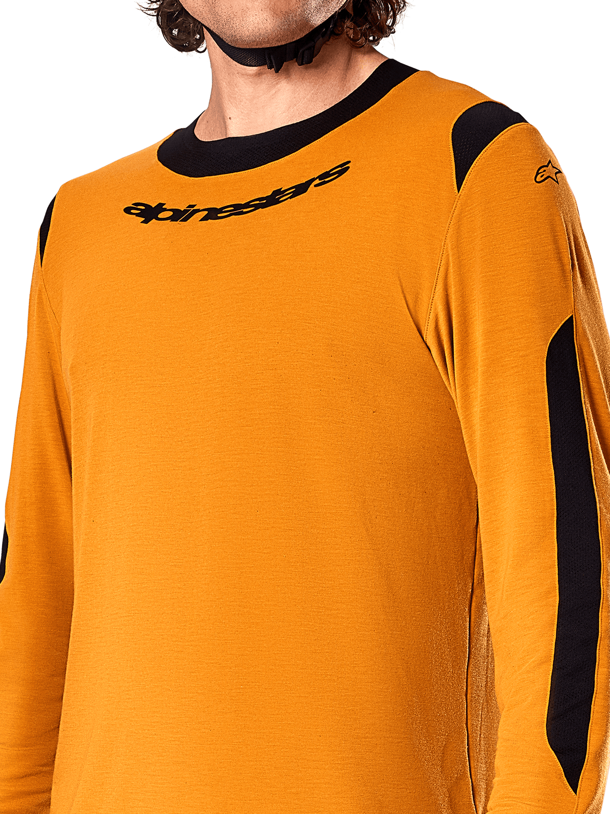 Maillot à manches longues Alpinestars A-Dura Dri Wool, Or foncé, gros plan montrant le col ras du cou noir avec logo et les panneaux de ventilation en maille noire sur les épaules et les bras, vêtement de VTT haute performance