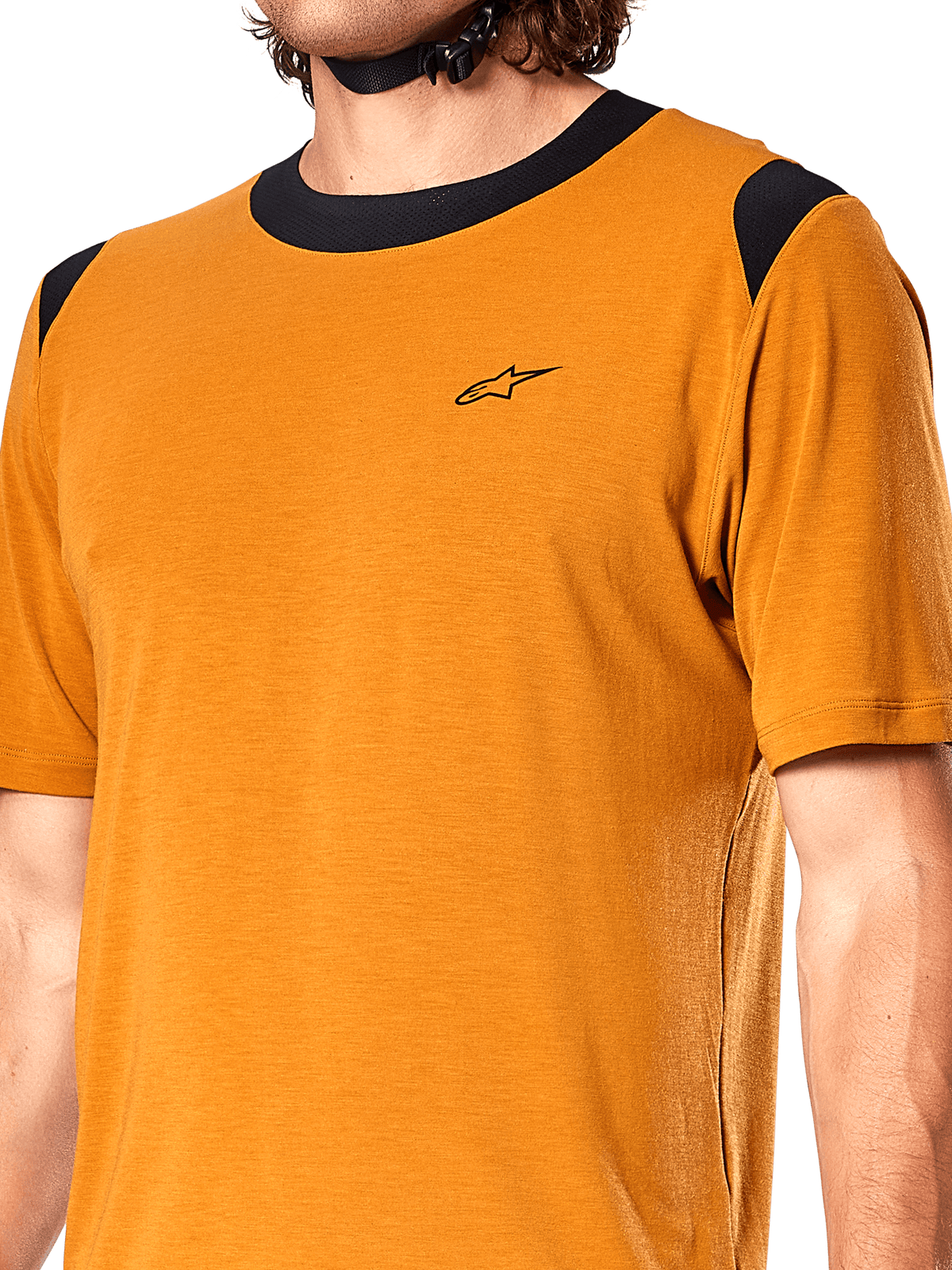 Maillot Alpinestars A-Dura Dri Wool, maillot de cyclisme à manches courtes, or foncé, col et empiècements aux épaules en maille noire, petit logo noir sur la poitrine, vue de face rapprochée