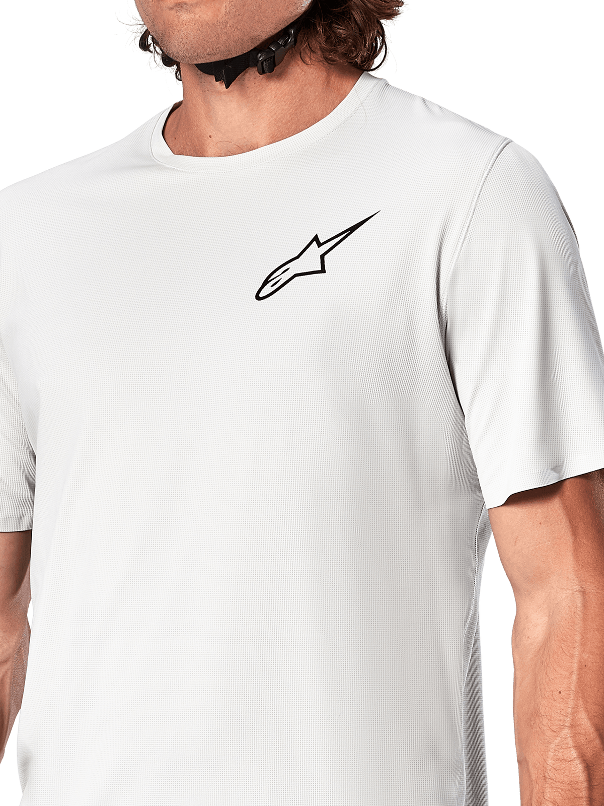Alpinestars A-Aria Astar Jersey, fietsshirt met korte mouwen, White Dove, close-up weergave met een zwart Astar-logo op de borst, ademend getextureerd polyestermateriaal, lichtgewicht performance-pasvorm voor mountainbiken