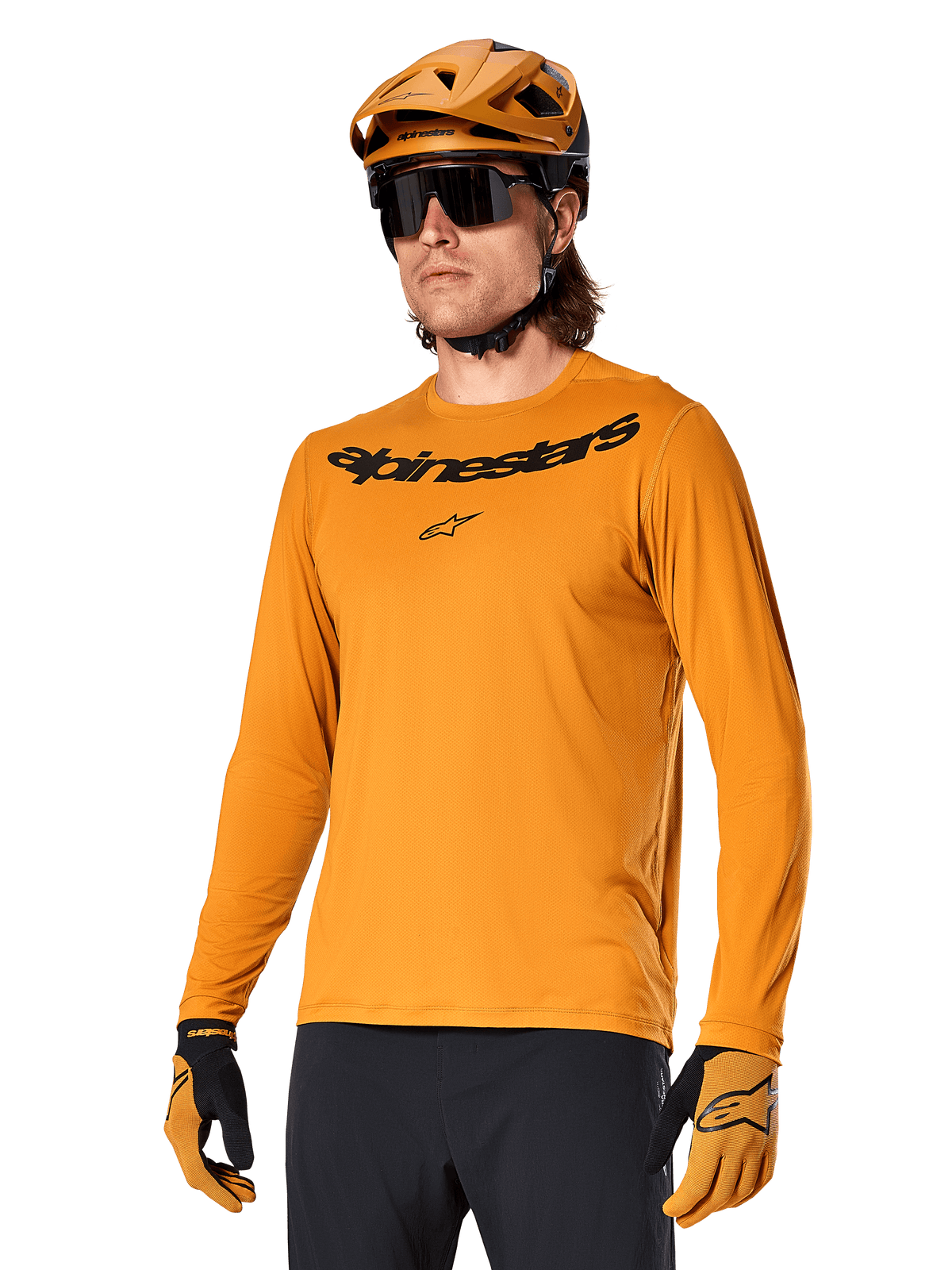 Maillot à manches longues Alpinestars A-Dura Rocker, maillot de VTT, Or foncé, personne portant le maillot avec un casque et des gants assortis, look sportif coordonné avec le logo Alpinestars sur la poitrine