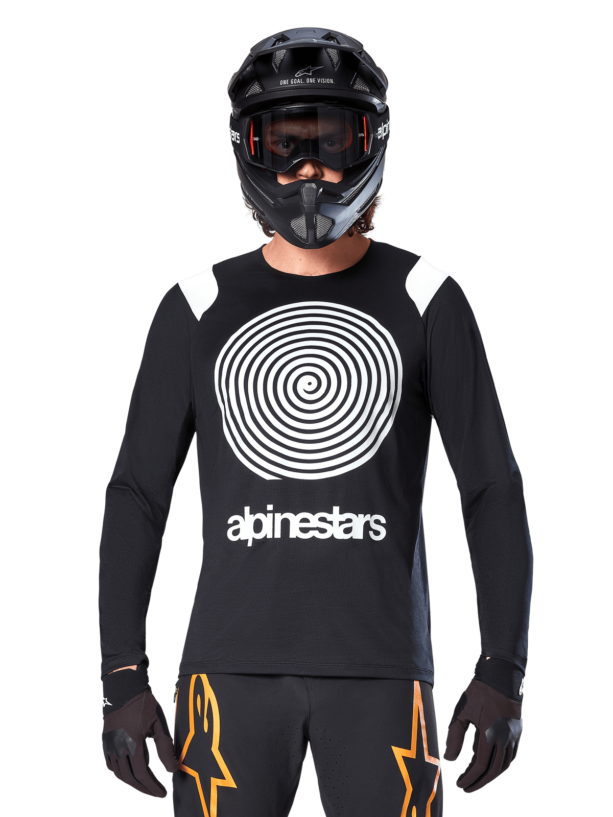 Alpinestars A-Supra Oscar Jersey met lange mouwen, zwart met witte spiraal-graphic en schouderaccenten, gedragen door een rijder met een zwarte integraalhelm en goggle, zwarte en oranje broek, hoogwaardige fietskleding voor MTB gravity rijden