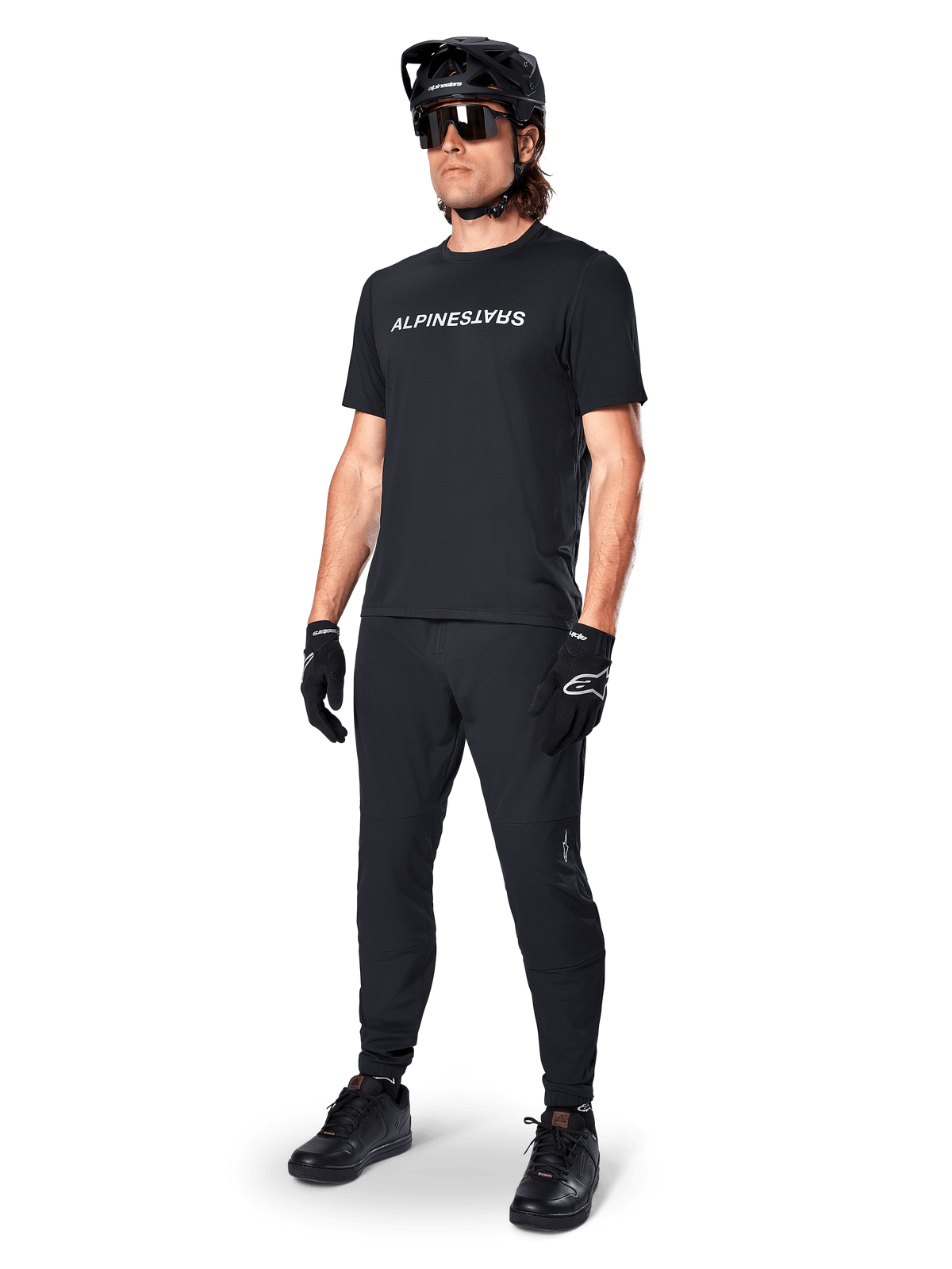 Alpinestars Maillot A-Dura Switch, maillot de VTT à manches courtes pour homme, noir et blanc, porté avec un équipement complet.