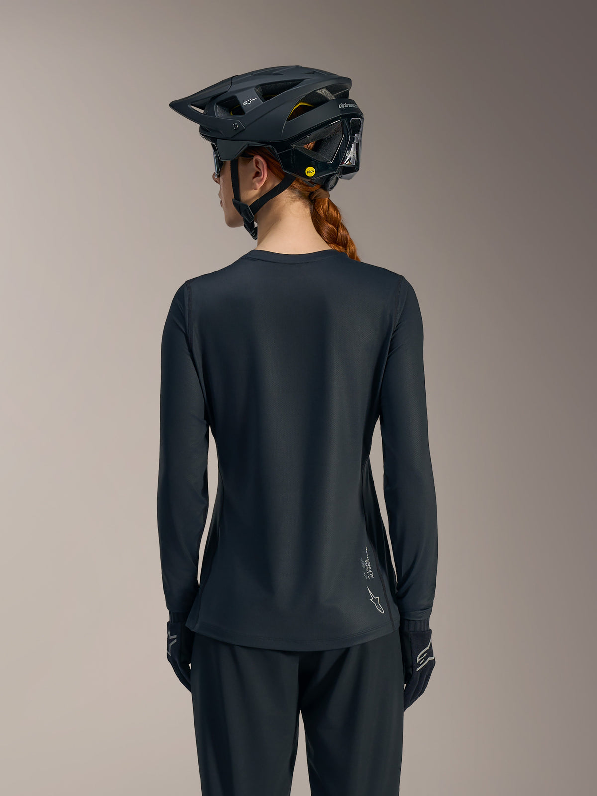 Maillot VTT Stella A-Dura Ride noir à manches longues, vue de dos avec logo Alpinestars discret sur l'ourlet.