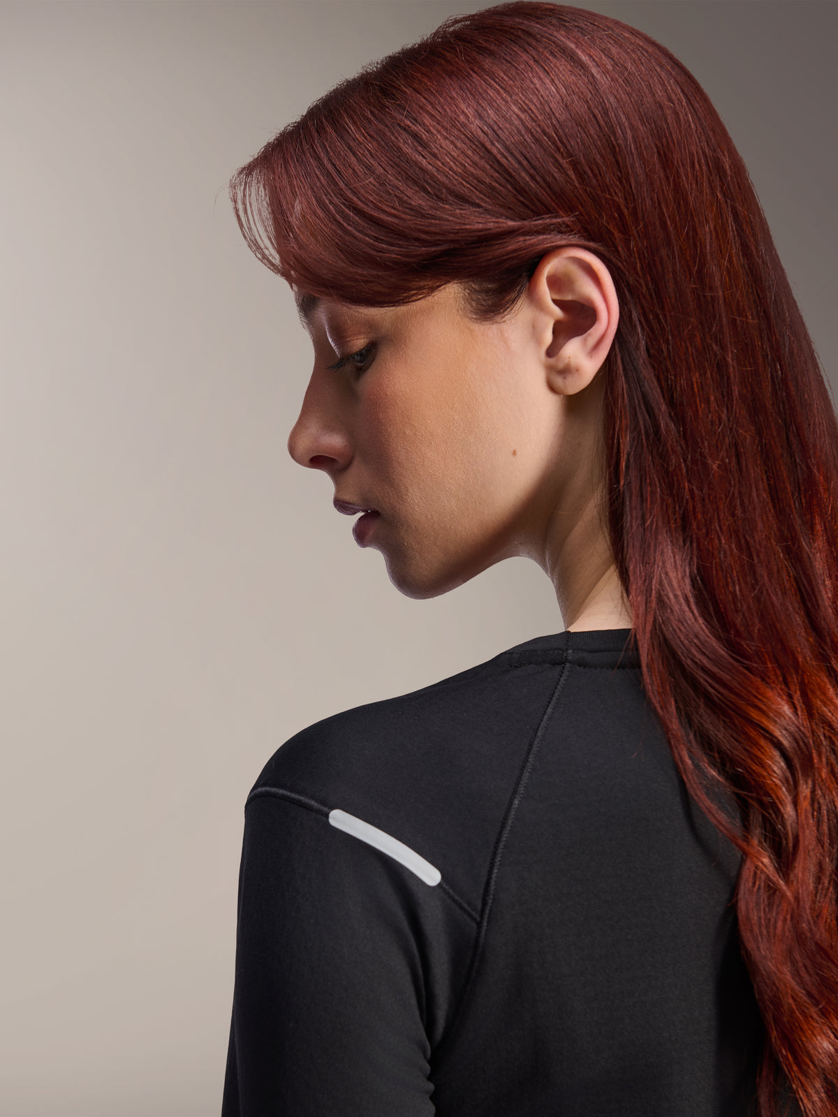 Maillot thermique Alpinestars Stella A-Dura, maillot de VTT à manches longues pour femme, noir, vue latérale rapprochée mettant en évidence la bande argentée réfléchissante sur l'épaule, tissu technique isolant pour le VTT