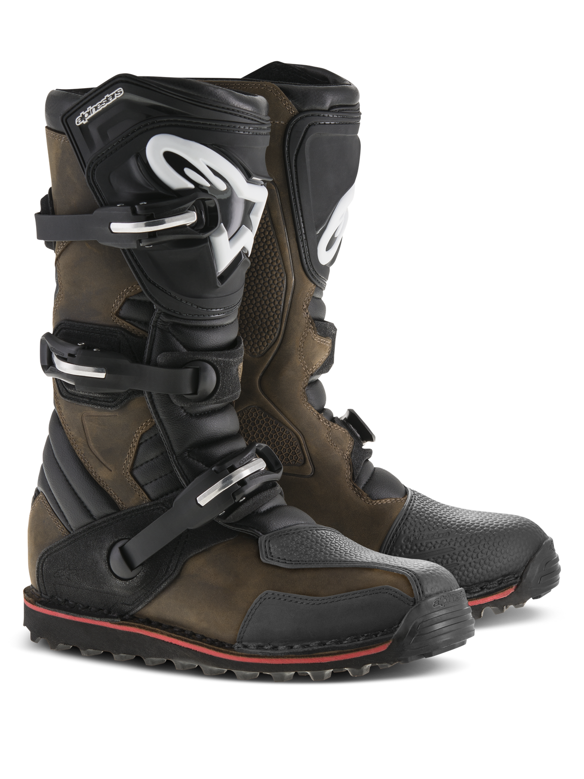 Alpinestars Tech-T laarzen, trial motorlaarzen, bruin geolied leer met zwarte accenten, ergonomische scheenplaten met wit Alpinestars-logo, drievoudig gespsluitingssysteem en zwarte zool met rode streep, robuust off-road schoeisel
