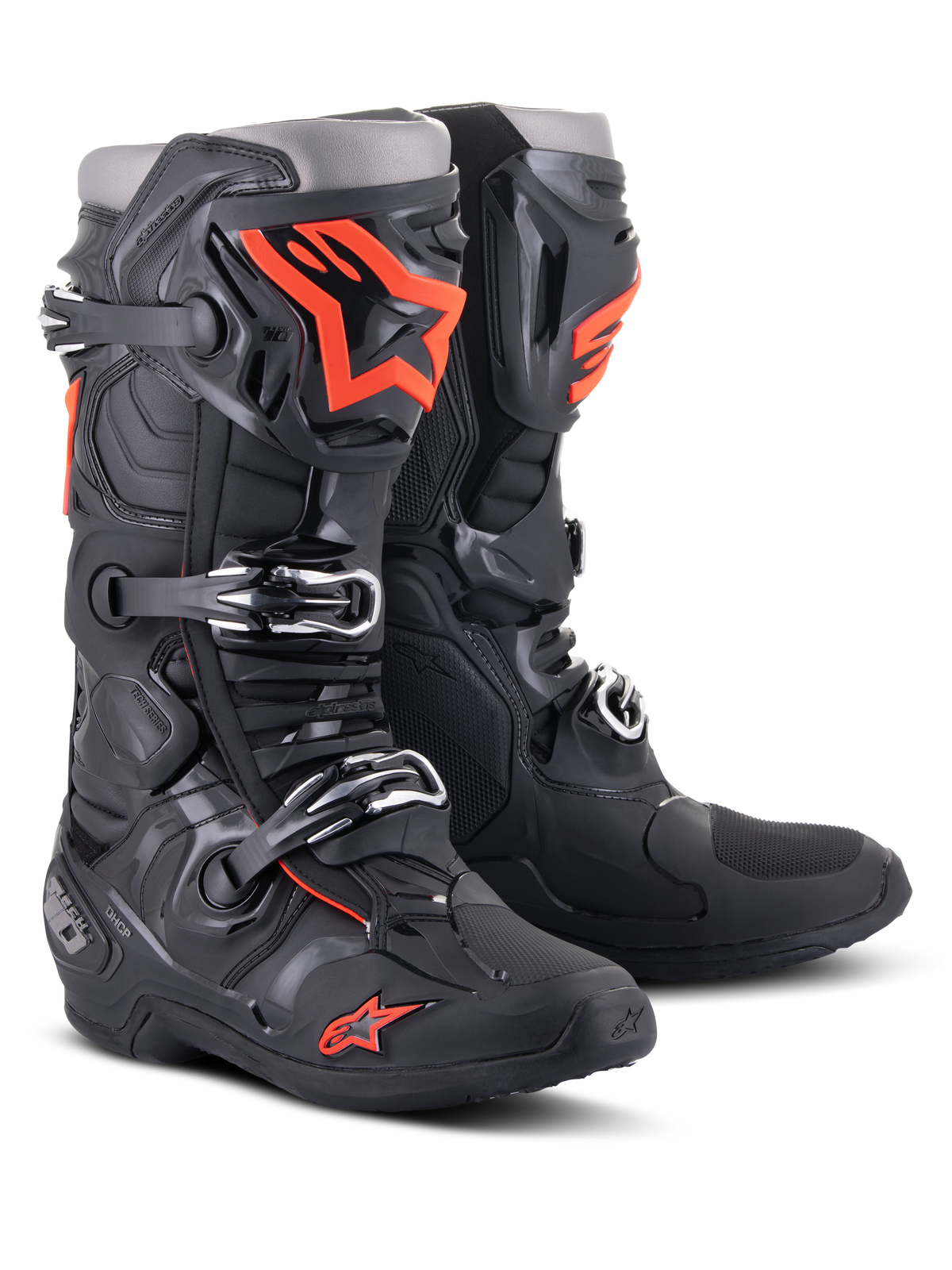 Alpinestars Tech 10 Stiefel, Motocross-Stiefel, Schwarz und fluoreszierendes Rot, mit Dreifach-Schnallen-Verschlusssystem, technischer TPU-Schale und markanten orangefarbenen Logos, professionelle Schutzschuhe für den Offroad-Rennsport.