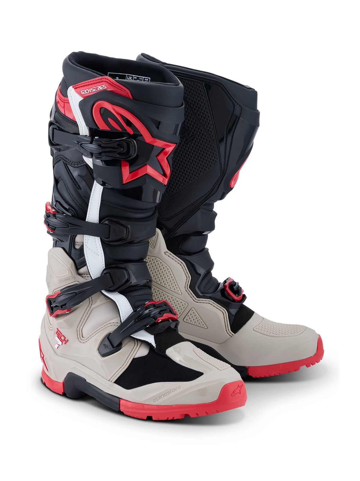 Bottes Alpinestars 2026 Tech 7 Enduro, bottes de motocross et d'enduro, noir, gris clair et rouge vif, avec système de fermeture à quatre boucles, protection de tibia en TPU avec logo étoile rouge et semelle rouge robuste pour la performance tout-terrain