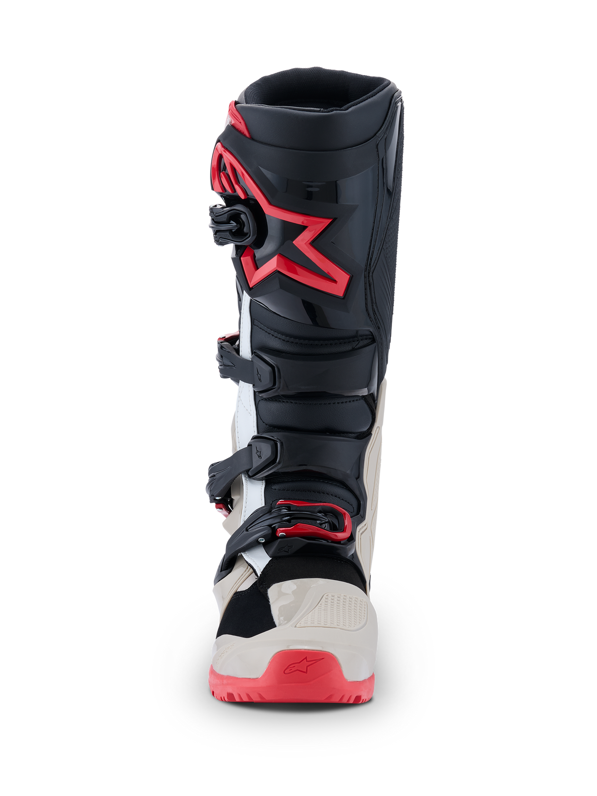 Bottes Alpinestars Tech 7 Enduro 2026, bottes de motocross, noir, gris clair et rouge vif, vue de face montrant le système de fermeture à boucles et le logo étoile rouge sur le tibia