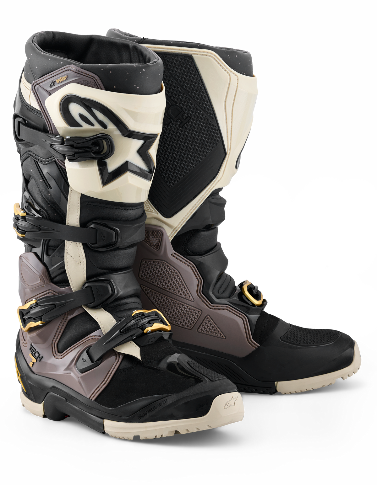 Bottes Alpinestars Tech 7 Enduro Drystar® 2026, bottes de motocross et d'enduro, noir, gris foncé et or, dotées d'une coque en TPU robuste, de boucles en aluminium à dégagement rapide avec accents dorés et d'une large plaque de tibia blanche avec logo noir, conçues pour la durabilité tout-terrain