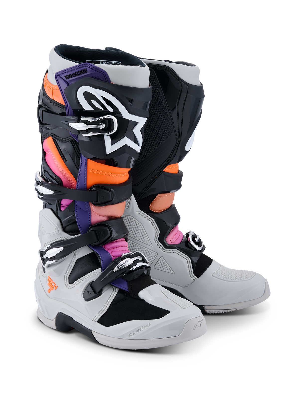 Bottes Alpinestars Tech 7, bottes de motocross, noir, gris clair, orange fluo et magenta, dotées d'un système de fermeture à boucles multiples, d'une coque en TPU renforcée et d'un marquage à haut contraste, conçues pour la course tout-terrain professionnelle et la protection.
