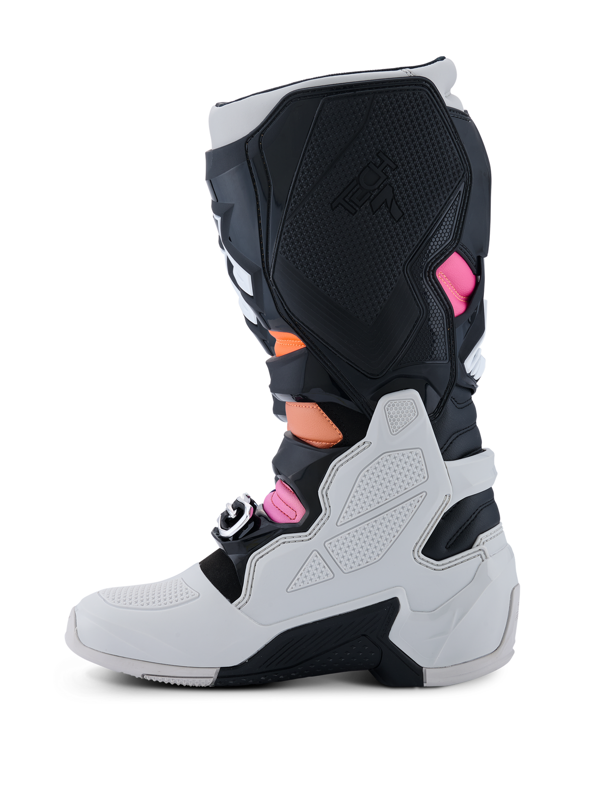 Bottes Alpinestars Tech 7, bottes de motocross, noir, gris clair, orange fluo et magenta, profil latéral médial avec coque inférieure gris clair, panneaux en TPU noirs arborant le logo Tech 7 et accents orange et magenta vifs.
