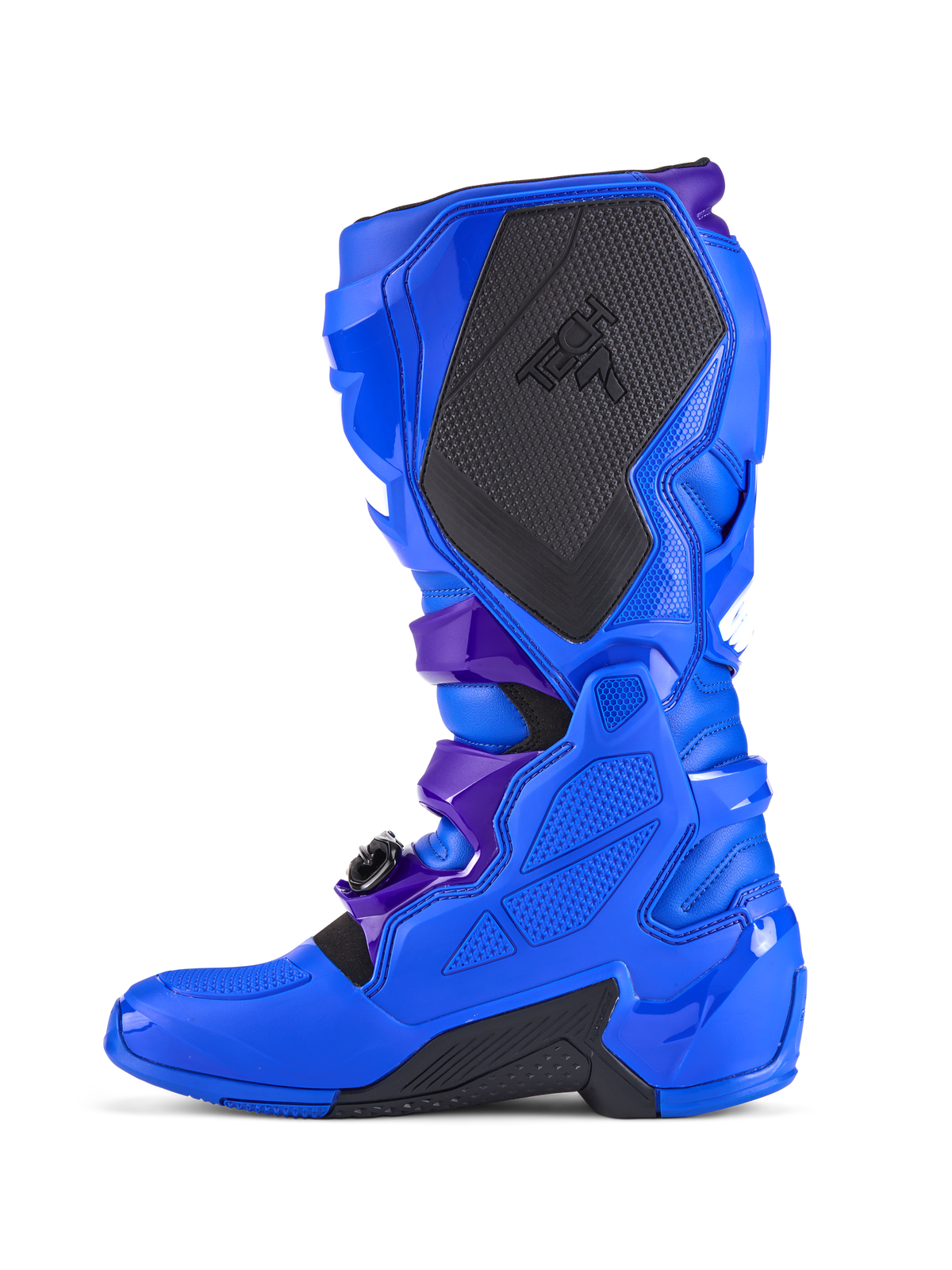 Bottes de motocross Alpinestars Tech 7, bleues, vue de profil, dotées d'une protection en TPU renforcé, d'un large panneau de préhension médial texturé noir avec logo TECH 7, d'accents de sangle violet foncé et de sections de semelle noires durables