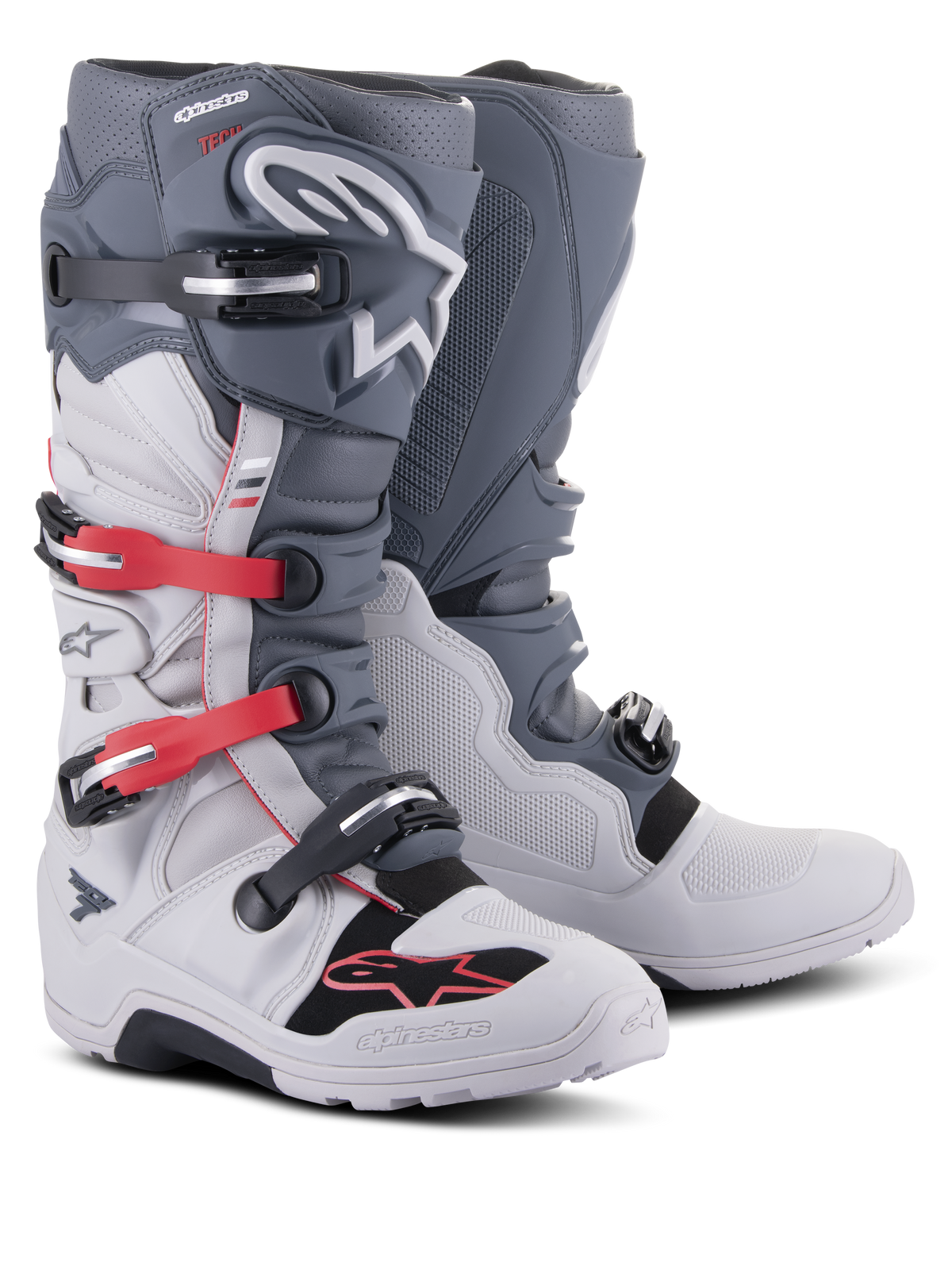 Alpinestars Tech 7 Enduro laarzen, off-road motorlaarzen, lichtgrijs en donkergrijs met felrode accenten, voorzien van een sluitingssysteem met meerdere gespen en een robuuste samengestelde zool ontworpen voor enduro- en trailritten.