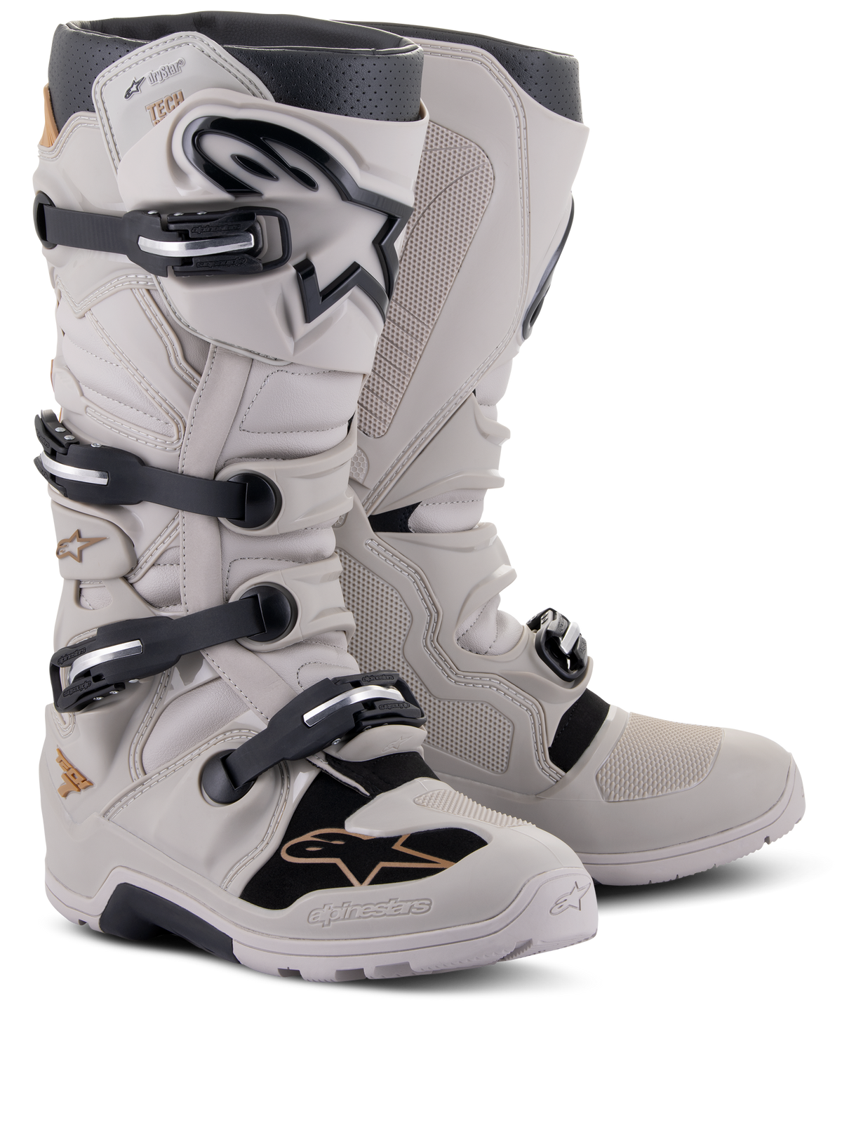 Bottes Alpinestars Tech 7 Enduro Drystar®, bottes d'enduro tout-terrain, gris sable, dotées de quatre fermetures à boucles noires, membrane imperméable, plaque de tibia en TPU et semelle robuste pour le motocross et l'enduro