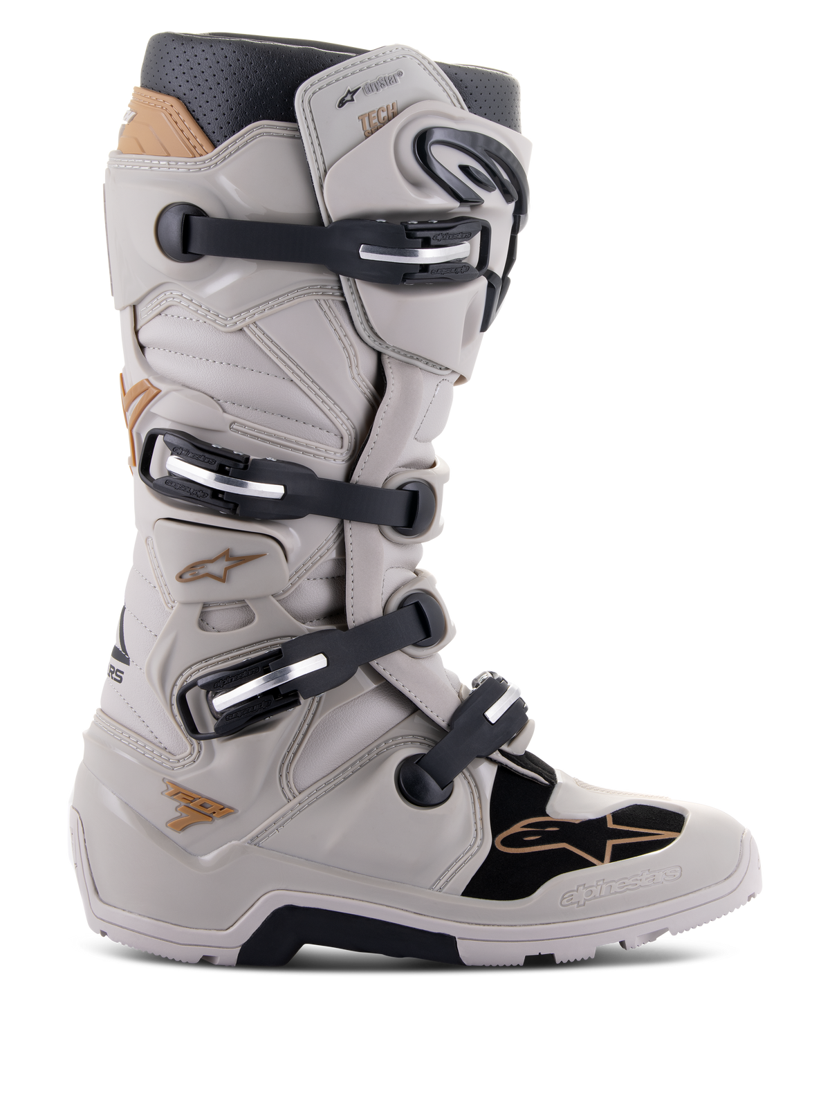 Bottes Alpinestars Tech 7 Enduro Drystar, bottes de moto enduro imperméables, gris sable et noir avec des accents dorés, système de fermeture à quatre boucles, plaques de protection en TPU, semelle robuste pour une adhérence tout-terrain