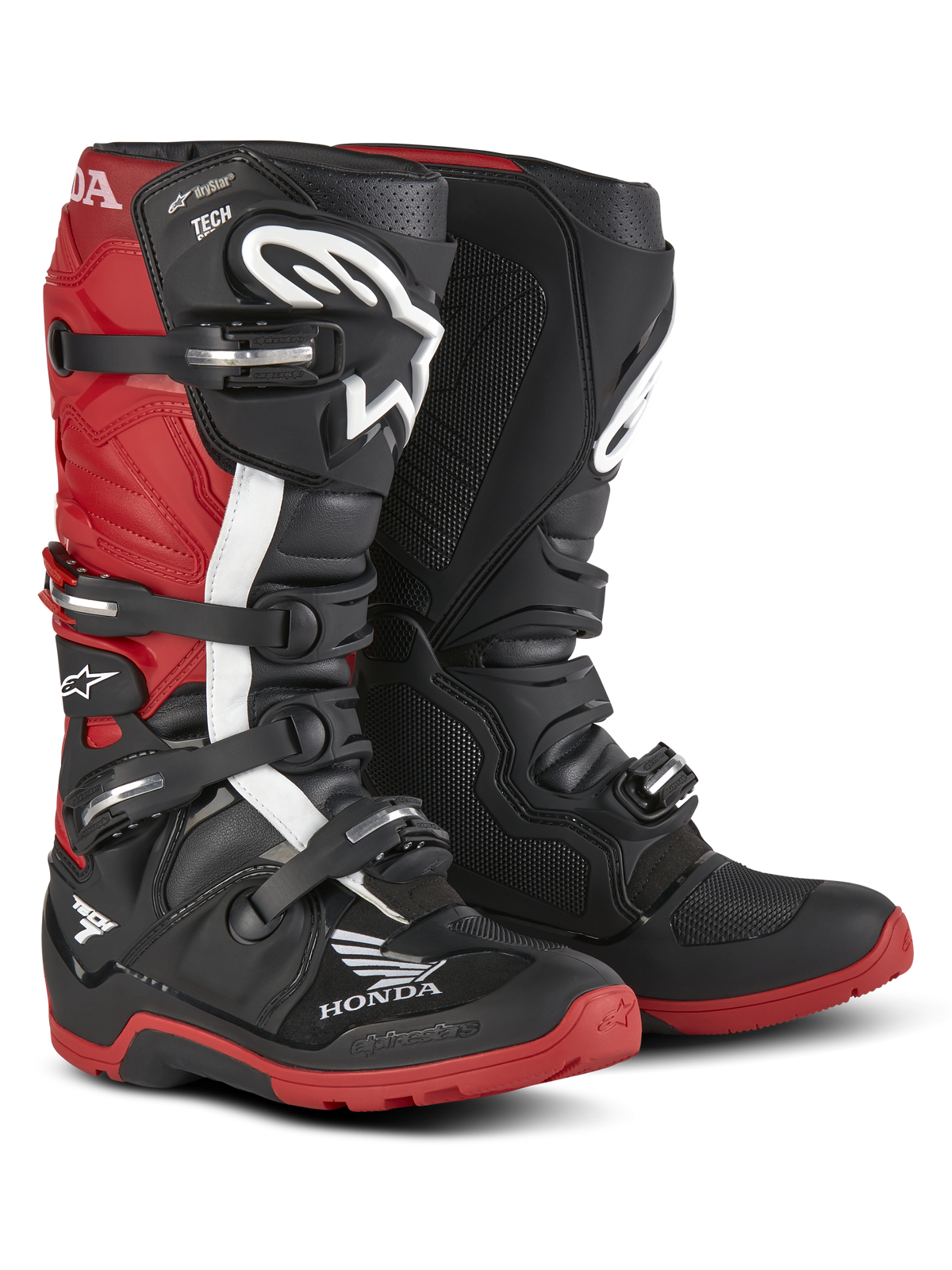 Alpinestars Honda Tech 7 Enduro Drystar® Stiefel, Enduro-Motorradstiefel, Schwarz und leuchtendes Rot, Dreiviertel-Frontansicht mit Vier-Schnallen-Verschlusssystem, schützenden Schienbeinplatten und griffigen roten Sohlen mit markanten Honda- und Alpinestars-Logos.
