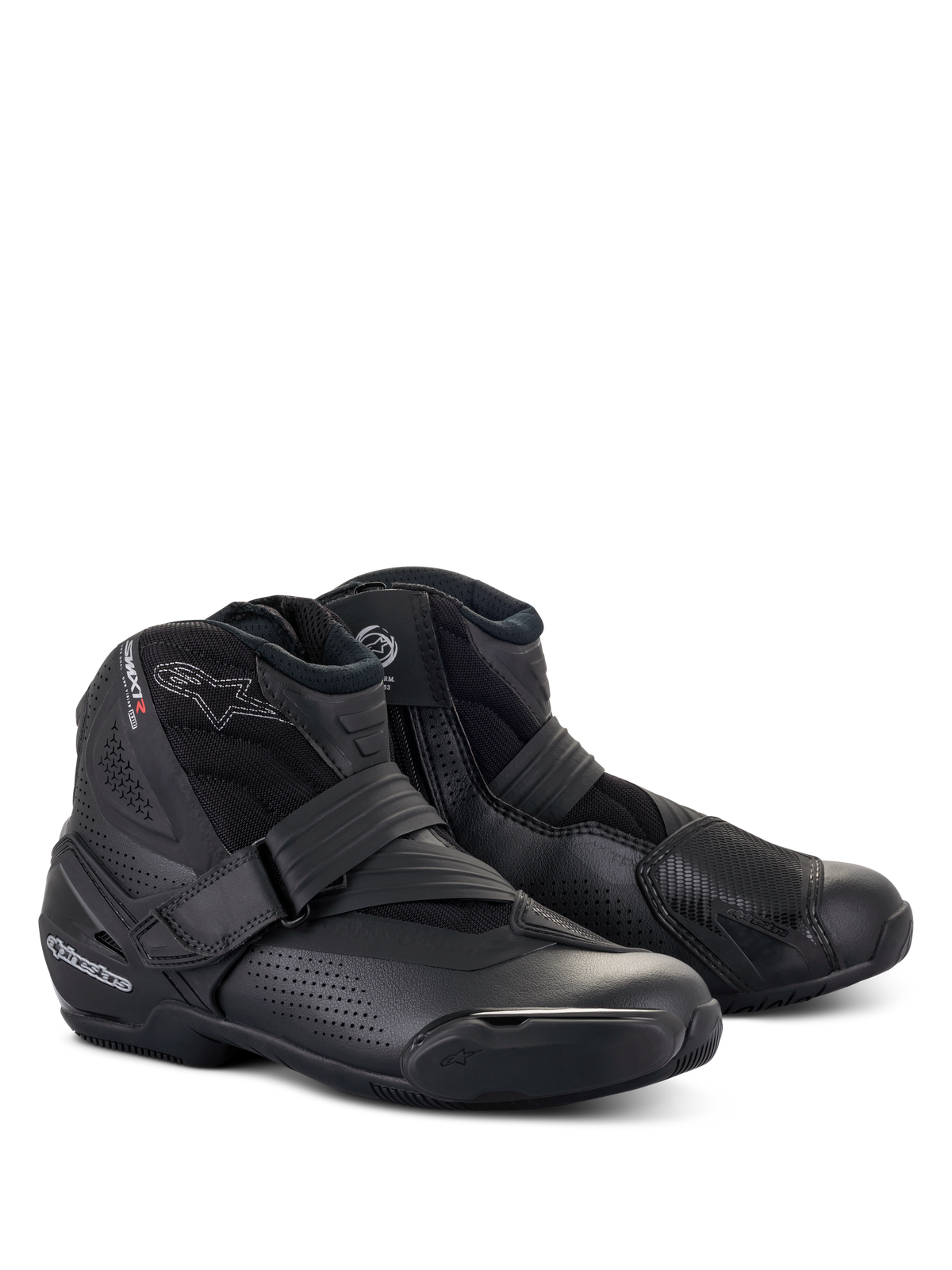 Alpinestars SMX-1 R V2 Vented Boots, niedrig geschnittene Motorradschuhe, komplett schwarzes Design, mit perforiertem Mikrofaser-Obermaterial, TPU-Fersenkappe und Schaltpolster, sicherem Riemen und seitlichem Reißverschluss, Dreiviertelansicht von vorne