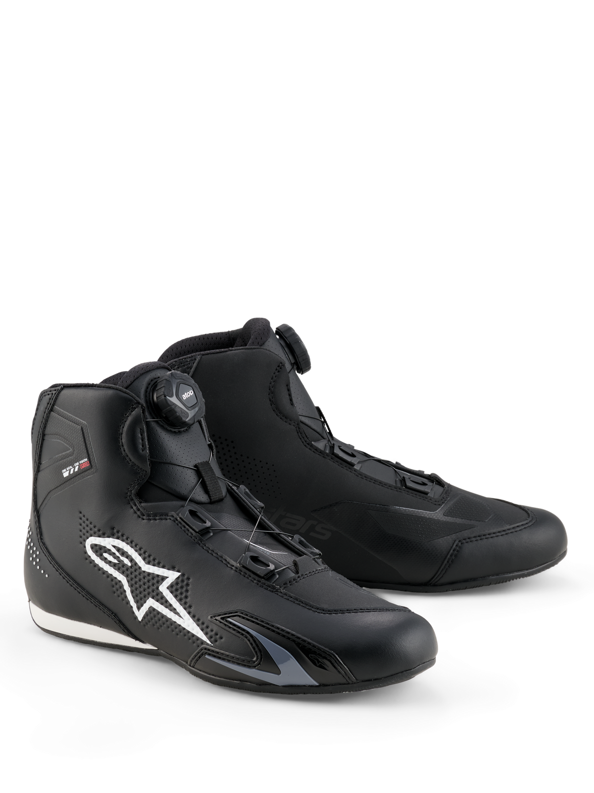 Alpinestars Celer Shoes, motorschoenen, zwart en wit, voorzien van de draaiknop van het Rotor-sluitingssysteem, groot wit Astar-logo aan de zijkant, slanke technische microvezelconstructie voor sportieve straatprestaties