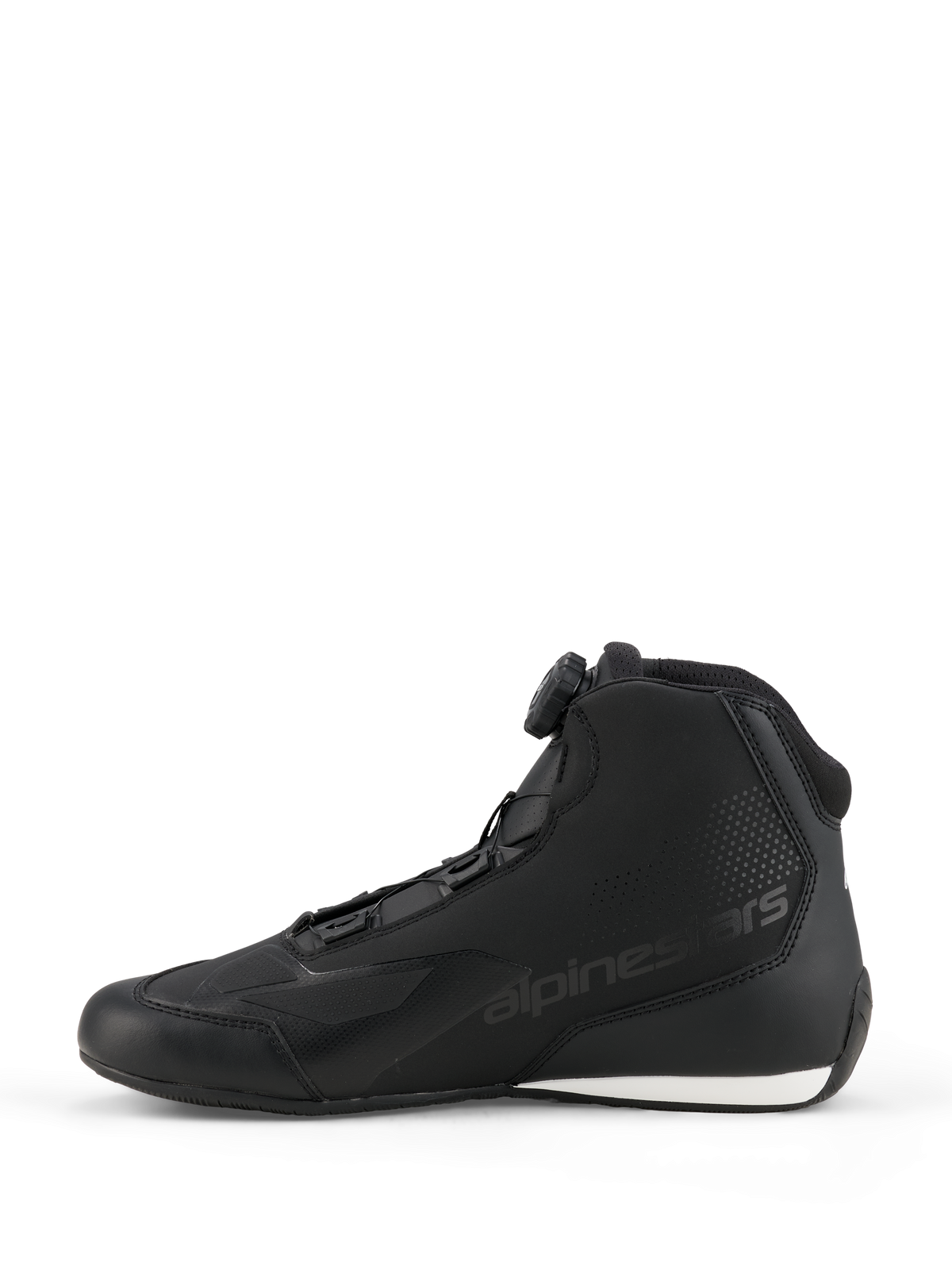 Alpinestars Celer schoenen, motorschoenen, zwart en wit, zijprofiel met de draaiknop van het Rotor Sluitingssysteem, slanke microvezelconstructie met logo in reliëf en wit contrast op de hiel.