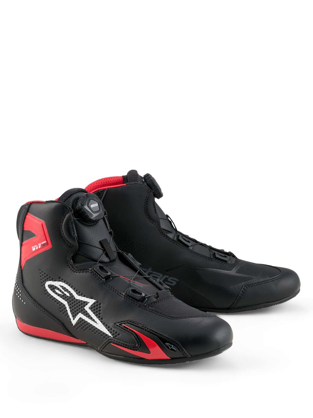 Chaussures Alpinestars Celer, chaussures de moto, noir et rouge vif, avec logo Astars blanc, système de fermeture micrométrique, construction technique en microfibre avec accents en TPU rouge, design sportif épuré pour la course et la conduite sur route