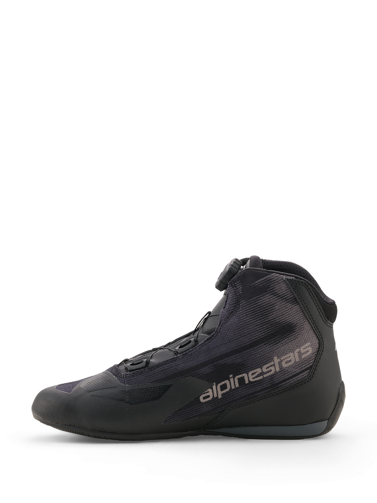 Alpinestars Celer Superair schoenen, zwart en donkergrijs, sportieve motorschoenen, zijaanzicht met bovenwerk van textiel met hoge luchtstroom, Rotor-sluitingssysteem en grijs Alpinestars-logo op de zijkant.