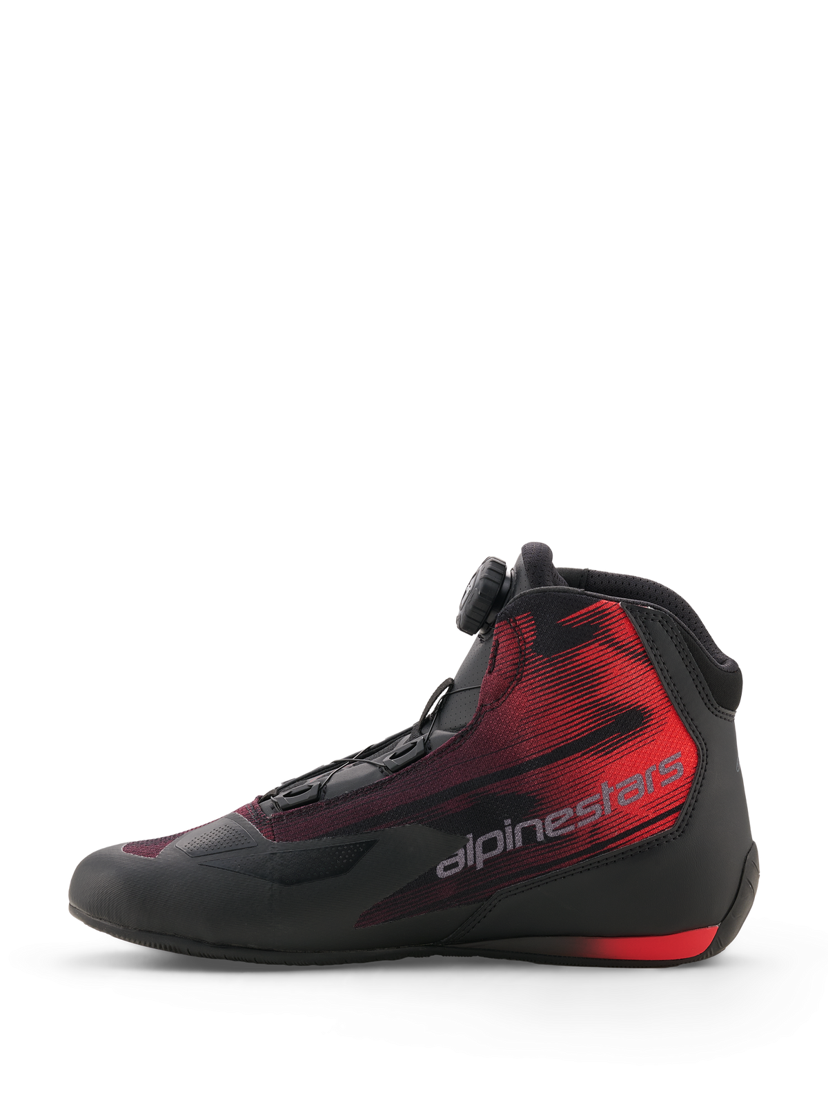 Alpinestars Celer Superair Schuhe, Motorradschuhe, Schwarz und Leuchtendes Rot, Seitenansicht mit Alpinestars Rotor-Verschlusssystem, belüftetem Airflow-Textil-Obermaterial und markanter roter Verlaufs-Grafik mit Alpinestars-Schriftzug