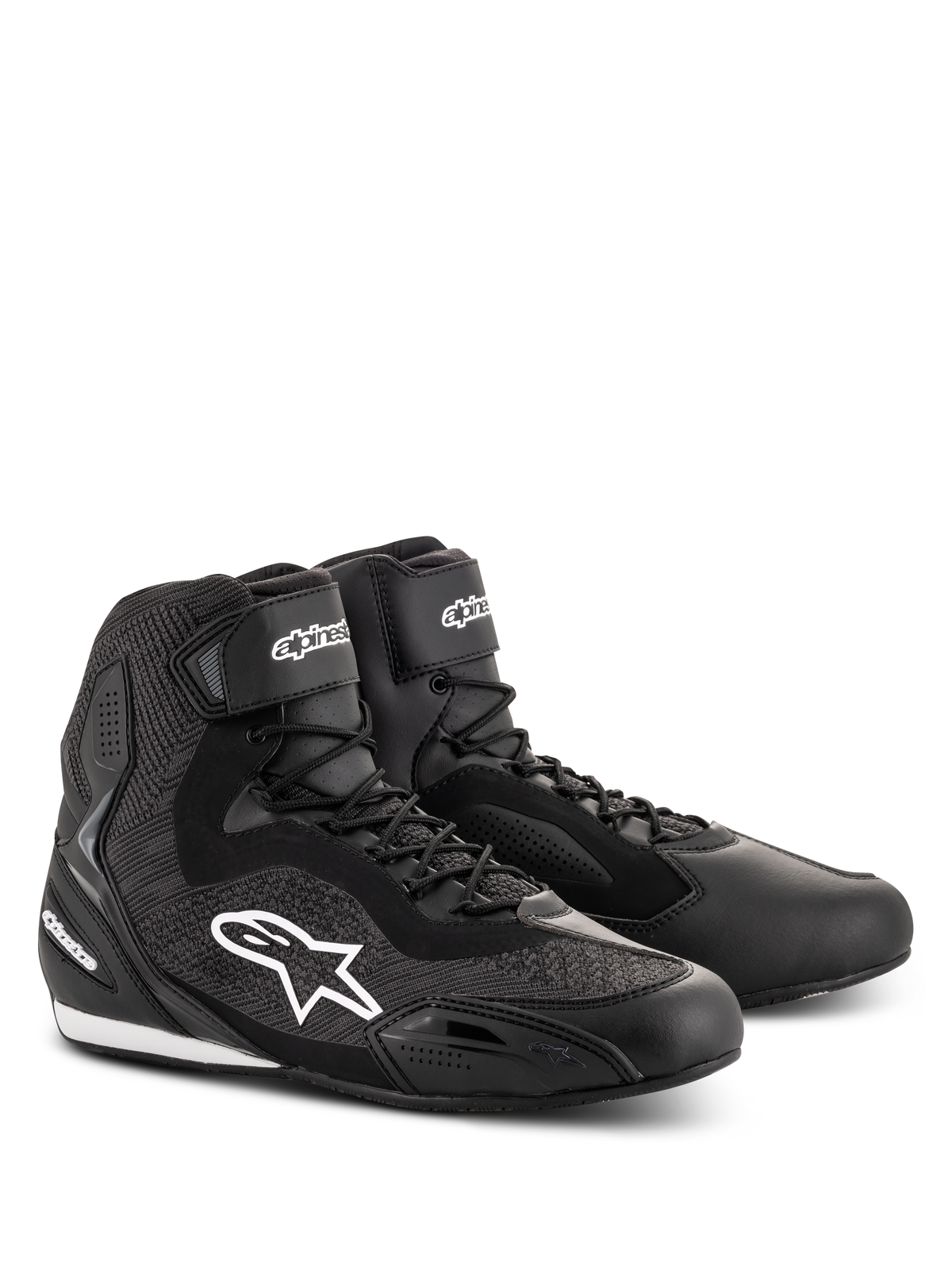 Chaussures Alpinestars Faster-3 Rideknit®, chaussures de moto noires, dotées de panneaux en maille tricotée et d'un châssis en microfibre, logo étoile Alpinestars blanc sur le côté, lacets avec sangle de cheville auto-agrippante, conçues pour la course sur route et les trajets urbains.