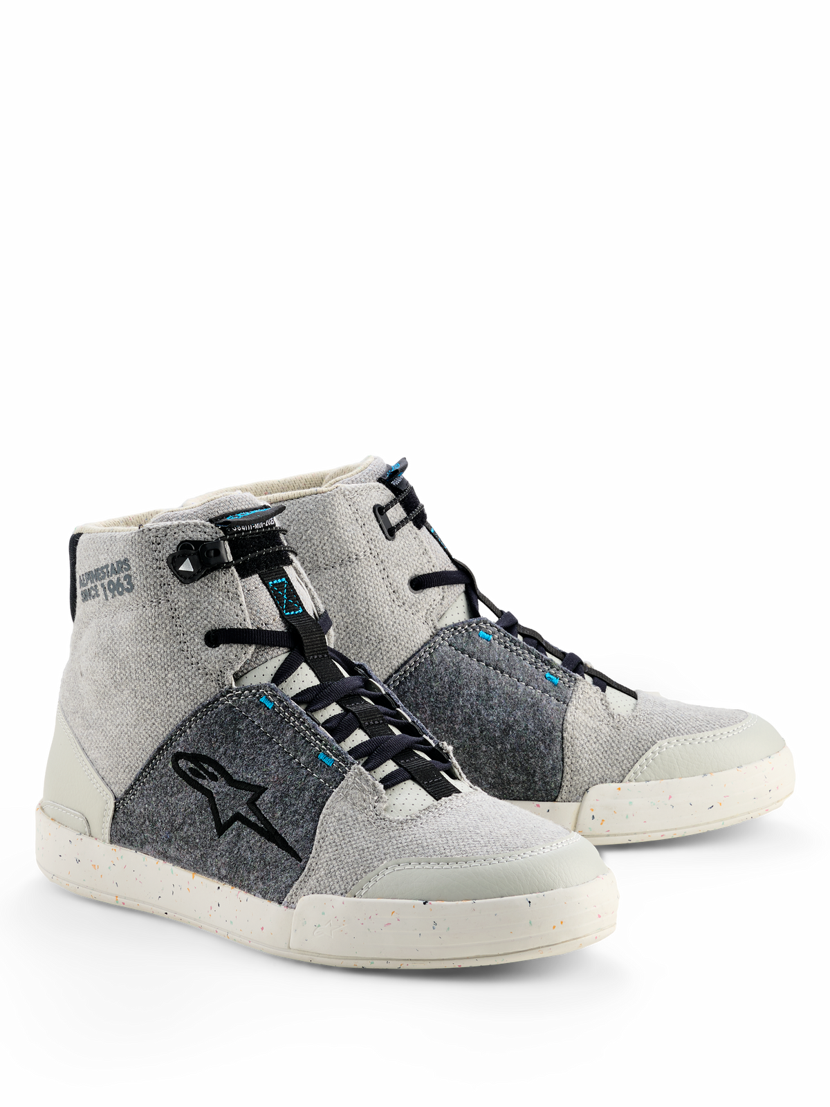 Alpinestars Circal rijschoenen, stedelijke motorschoenen, grijs, zwart en Methyl Blue, hoge sneakerstijl met lichtgrijs canvas en donkergrijze panelen van gerecycled vilt, zwart ster-logo en een gespikkelde rubberen zool