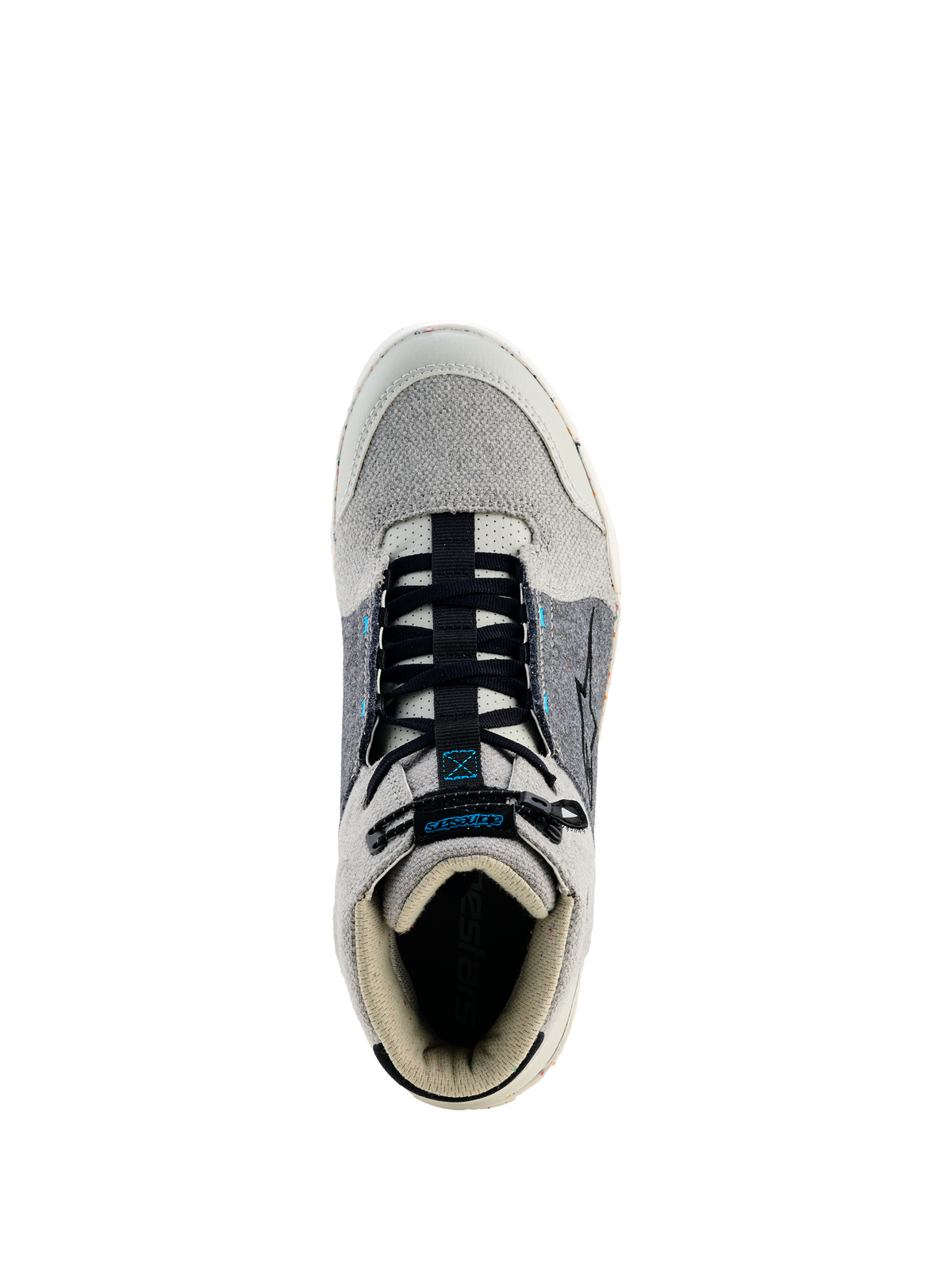 Alpinestars Circal Rijschoenen, urban motorschoenen, grijs, zwart en Methyl Blue, bovenaanzicht met zwarte elastische veters, lichtgrijze canvas neus en kraag, donkergrijze zijpanelen met blauwe accenten, beschermend en duurzaam schoeisel voor stedelijk rijden