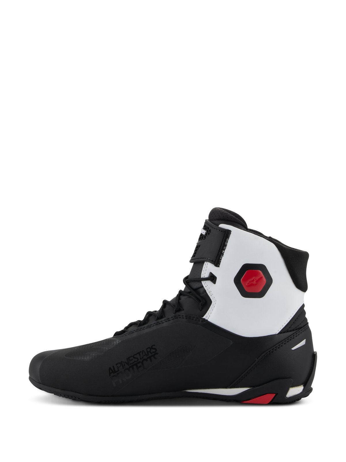 Alpinestars Faster-4 schoenen, motorschoenen, zwart, wit en rood, zijaanzicht met een zwart microvezel bovenwerk en een wit enkelpaneel, rode zeshoekige protector, vetersluiting met een bandje aan de bovenkant, 'Alpinestars Protects' branding