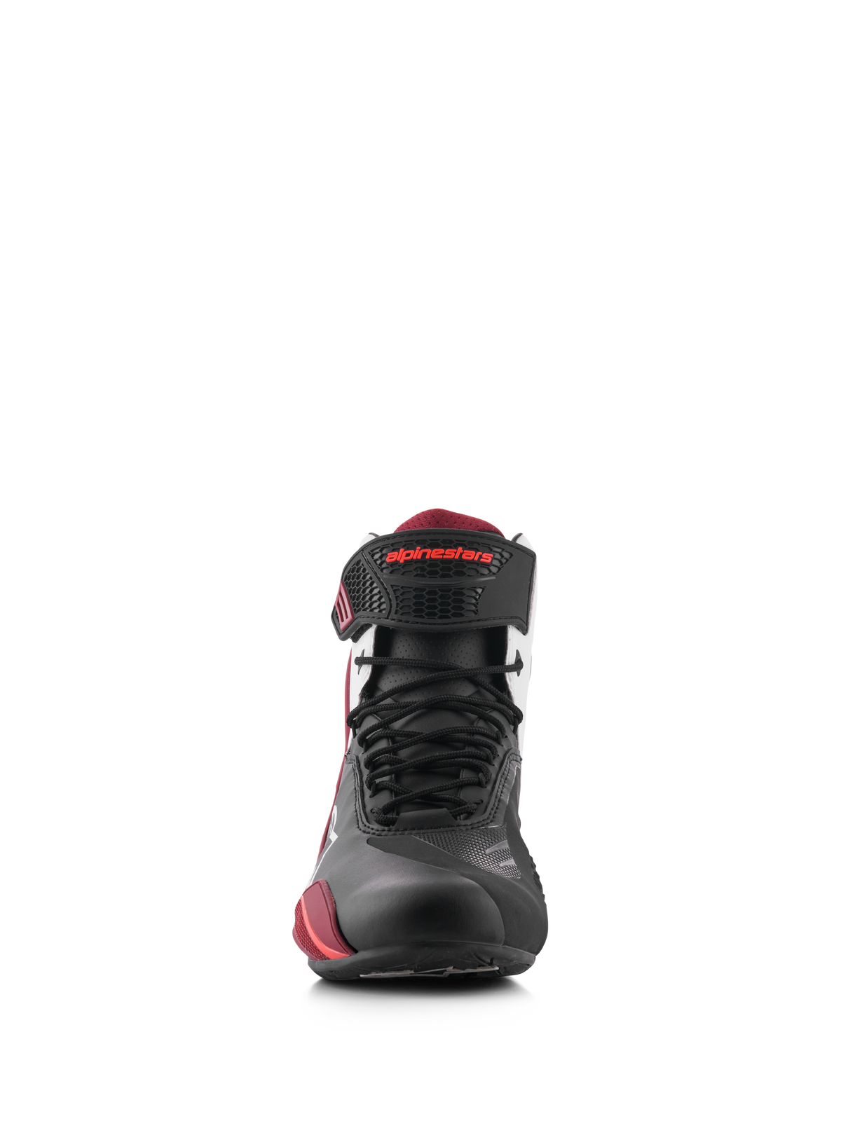 Alpinestars Faster-4 Schoenen, Black White Dark Red, vooraanzicht van motorfietsschoenen, met zwart microvezel bovenwerk met rode accenten, vetersluiting en klittenband enkelband met rode Alpinestars-branding