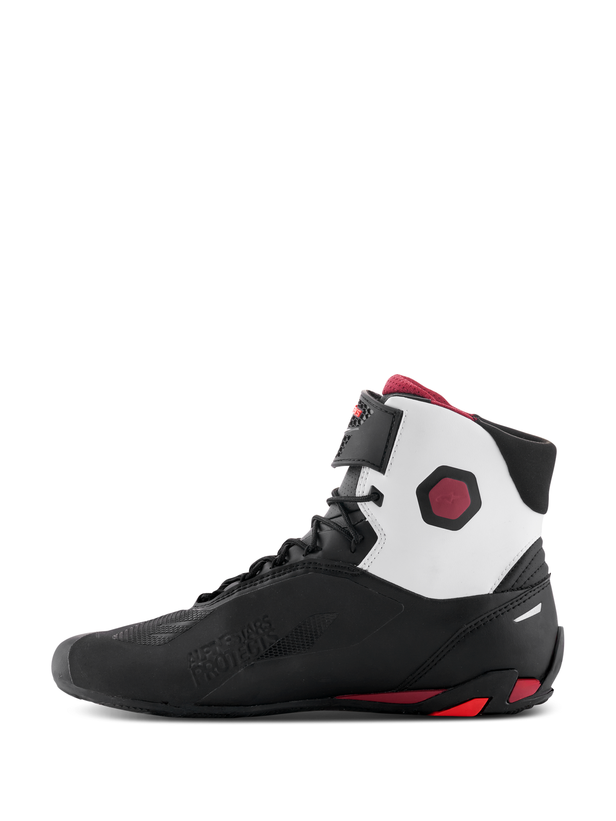 Alpinestars Faster-4 schoenen, motorrijschoenen, zwart wit en donkerrood, mediaal profielaanzicht met witte panelen op de bovenkraag, zwart microfiber chassis en donkerrode accenten op de hiel en enkel.