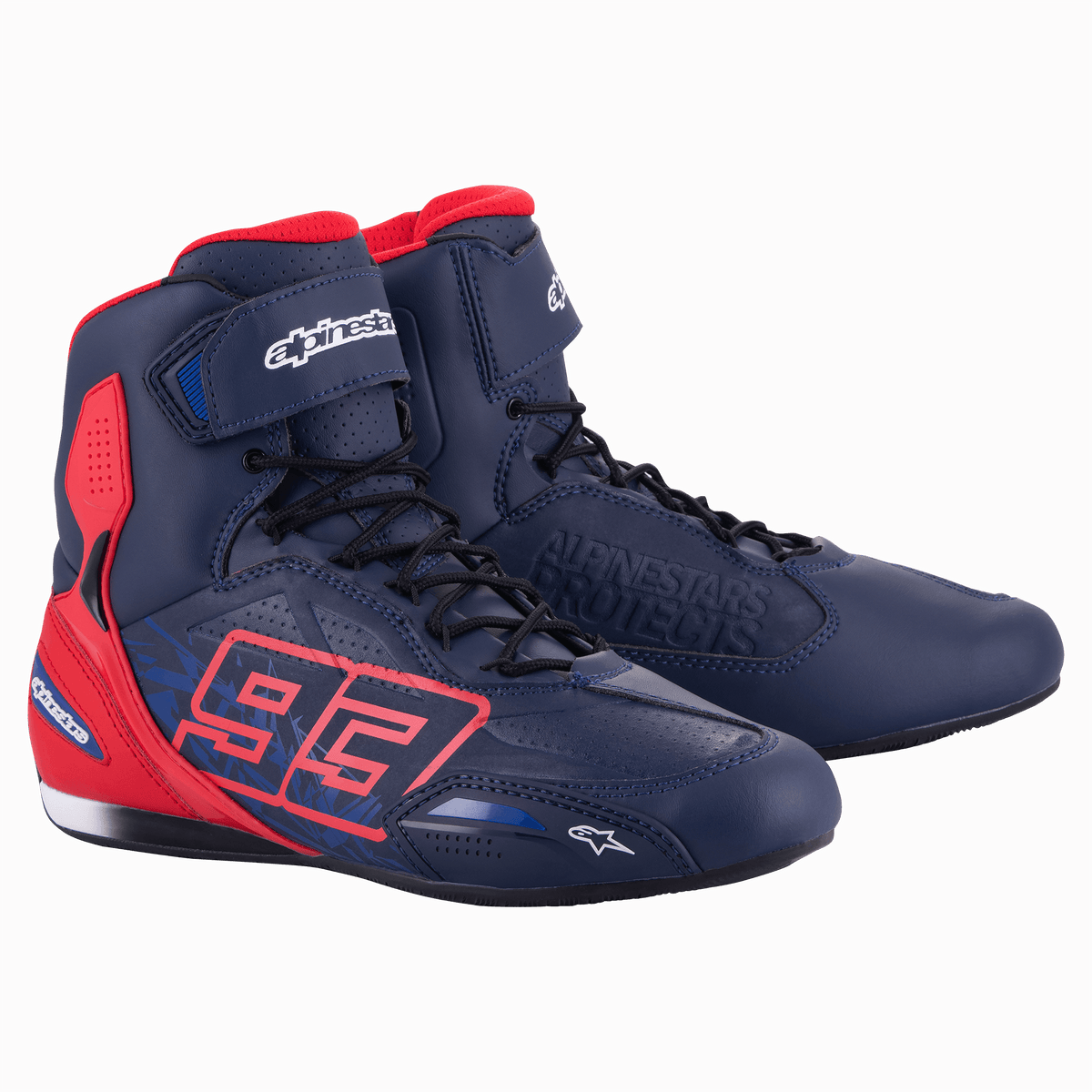 Alpinestars MM93 Austin Riding Shoe, Night Navy und Bright Red, knöchelhoher Motorradschuh mit markantem 93-Logo an der Seite, sicherer Schnür- und Klettverschluss, sportliches Design für die Straße