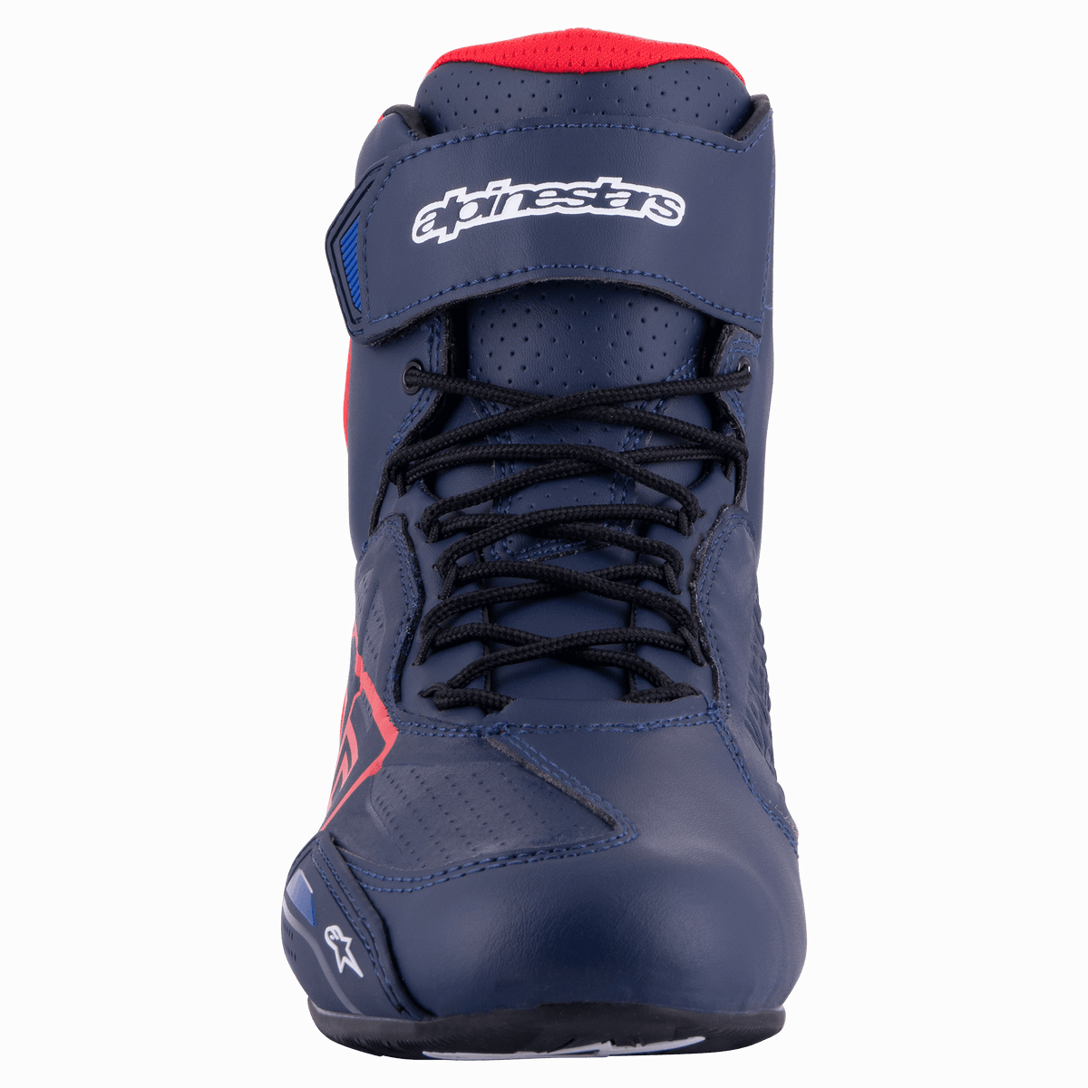 Alpinestars Austin Riding Shoe, Frontansicht, Night Navy und Bright Red, mit schwarzen Schnürsenkeln, einem Klettverschluss am Knöchel mit weißem Logo und einer Konstruktion aus perforierter Mikrofaser.
