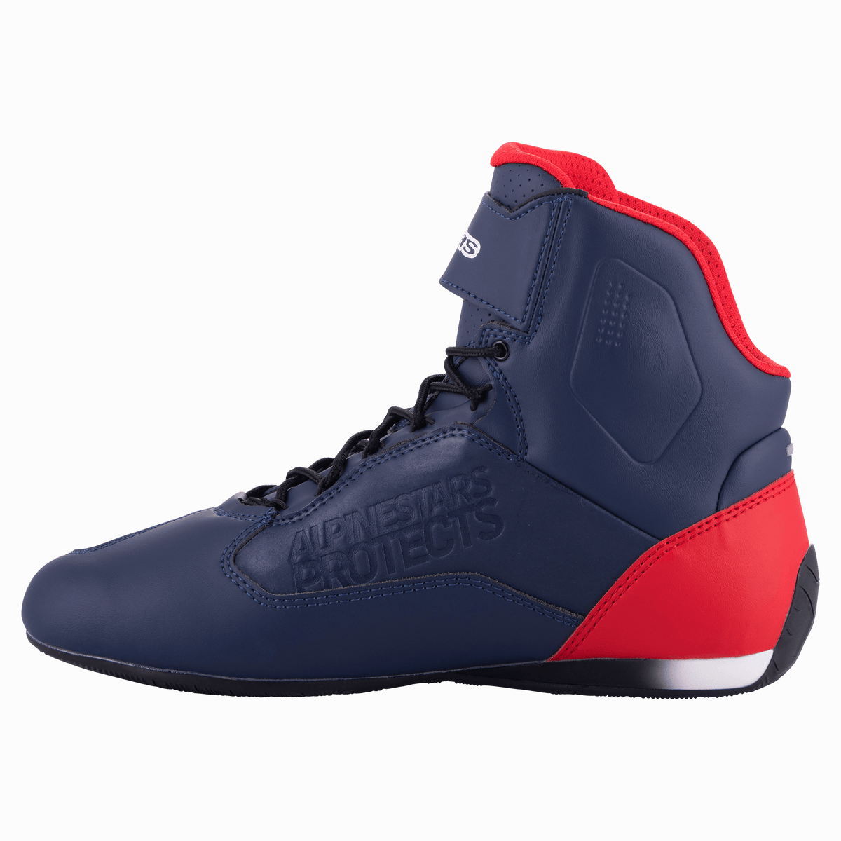 Alpinestars Austin Riding Shoe, Night Navy und Bright Red, Profilansicht zeigt das marineblaue Mikrofaser-Obermaterial mit roten Akzenten an Ferse und Kragen, schwarze Schnürsenkel, geprägtes 'Alpinestars Protects' Branding, High-Top-Motorradschuh